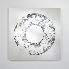 Specchio scultoreo "Torus" con finitura argento colata a mano di Deknudt Mirrors