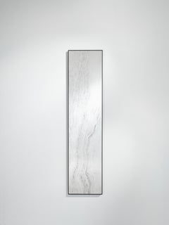 Specchio scultoreo in travertino con cornice in metallo nero di Deknudt Mirrors