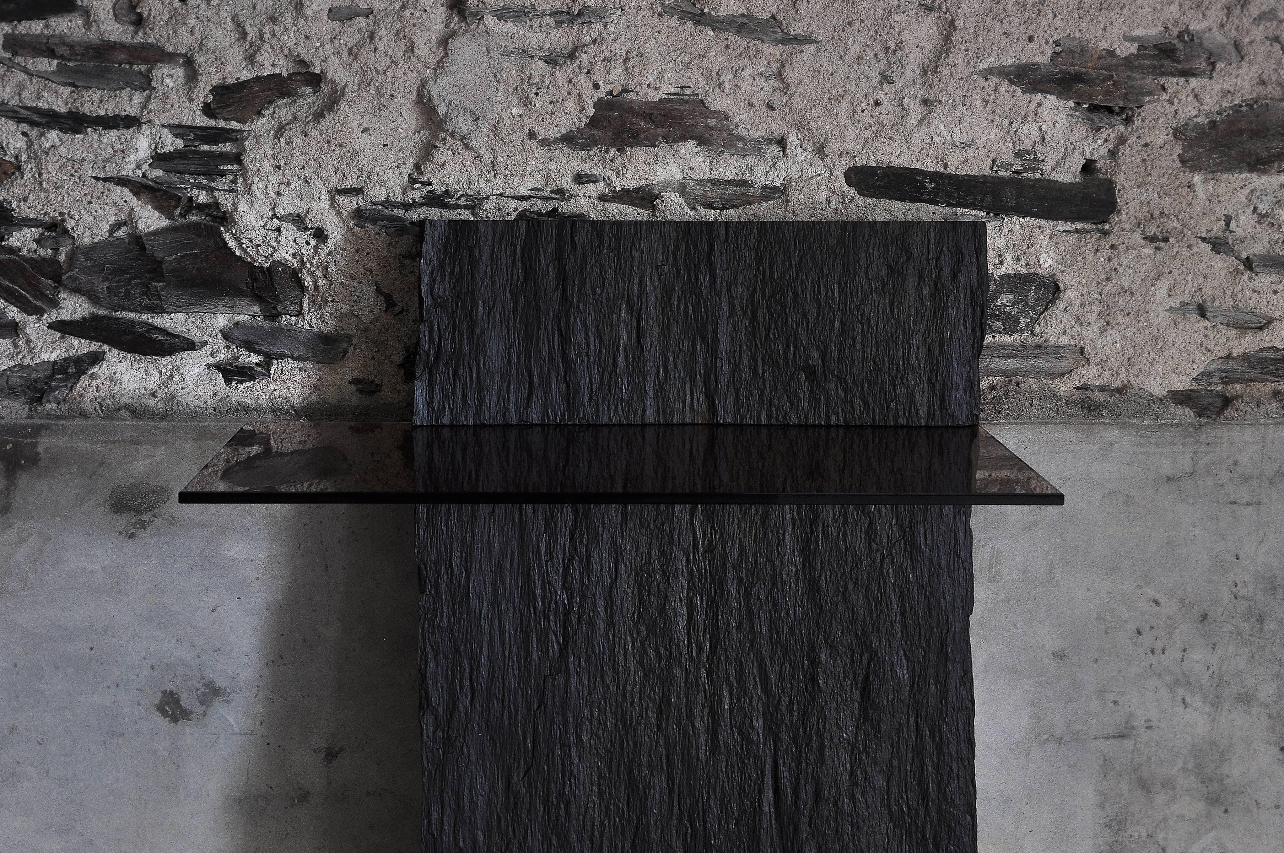 Habile console.
Frédéric Saulou.
Materials: Black slate, bronze glass.
 Dimensions: 110 x 52 x 50 cm.

 Edition of eight.
 Signed and numbered.

 “While wandering in the streets I have been observing buildings
 construction toward the sky and