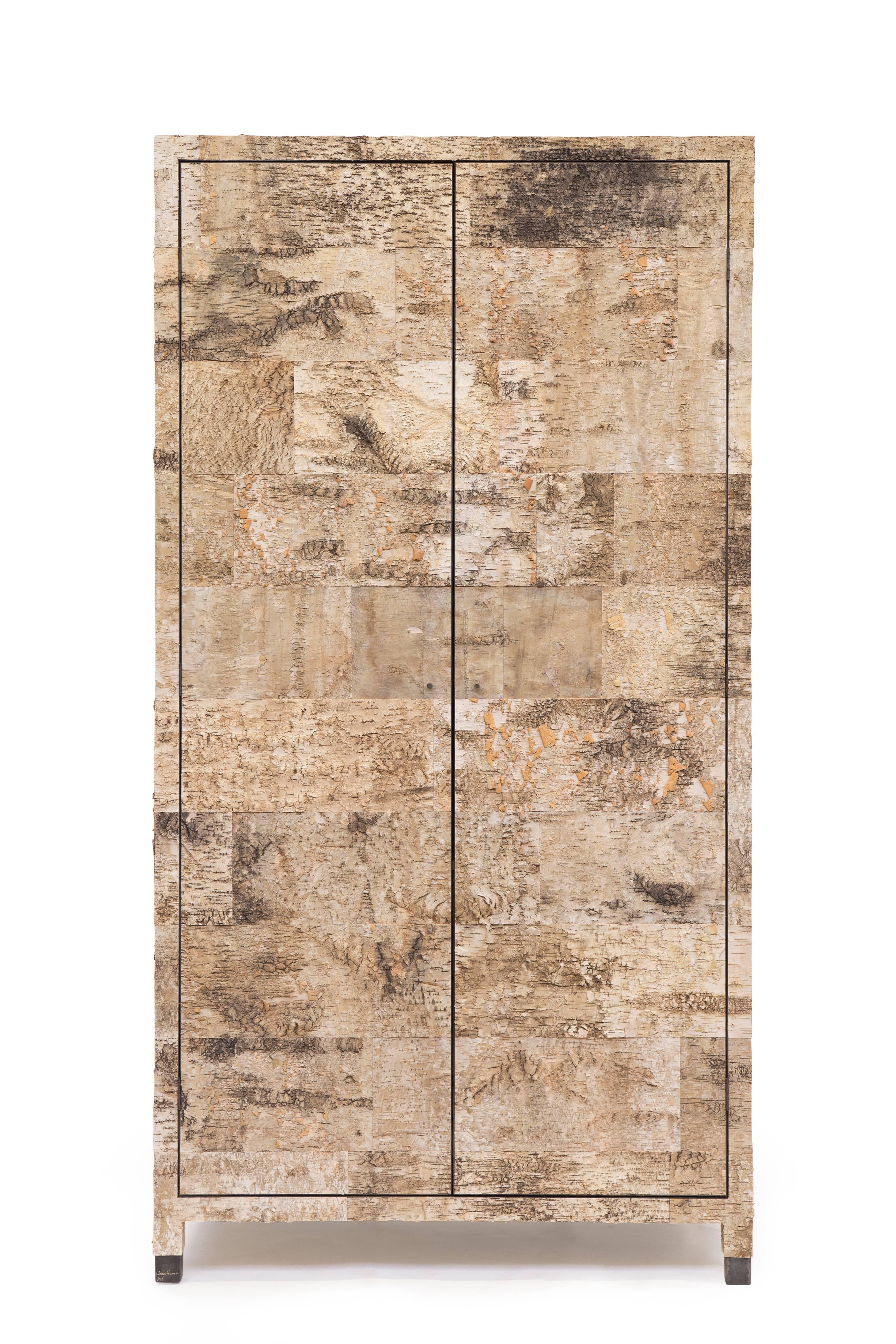 Birchwood armoir II
Material: Natural birchwood and brass
Size: 215 x 112 x 60 cm
Signed Werner Neumann

The birchwood collection: Werner Neumann found loose pieces of birchwood while hiking in the woods, brought them to his
studio and started