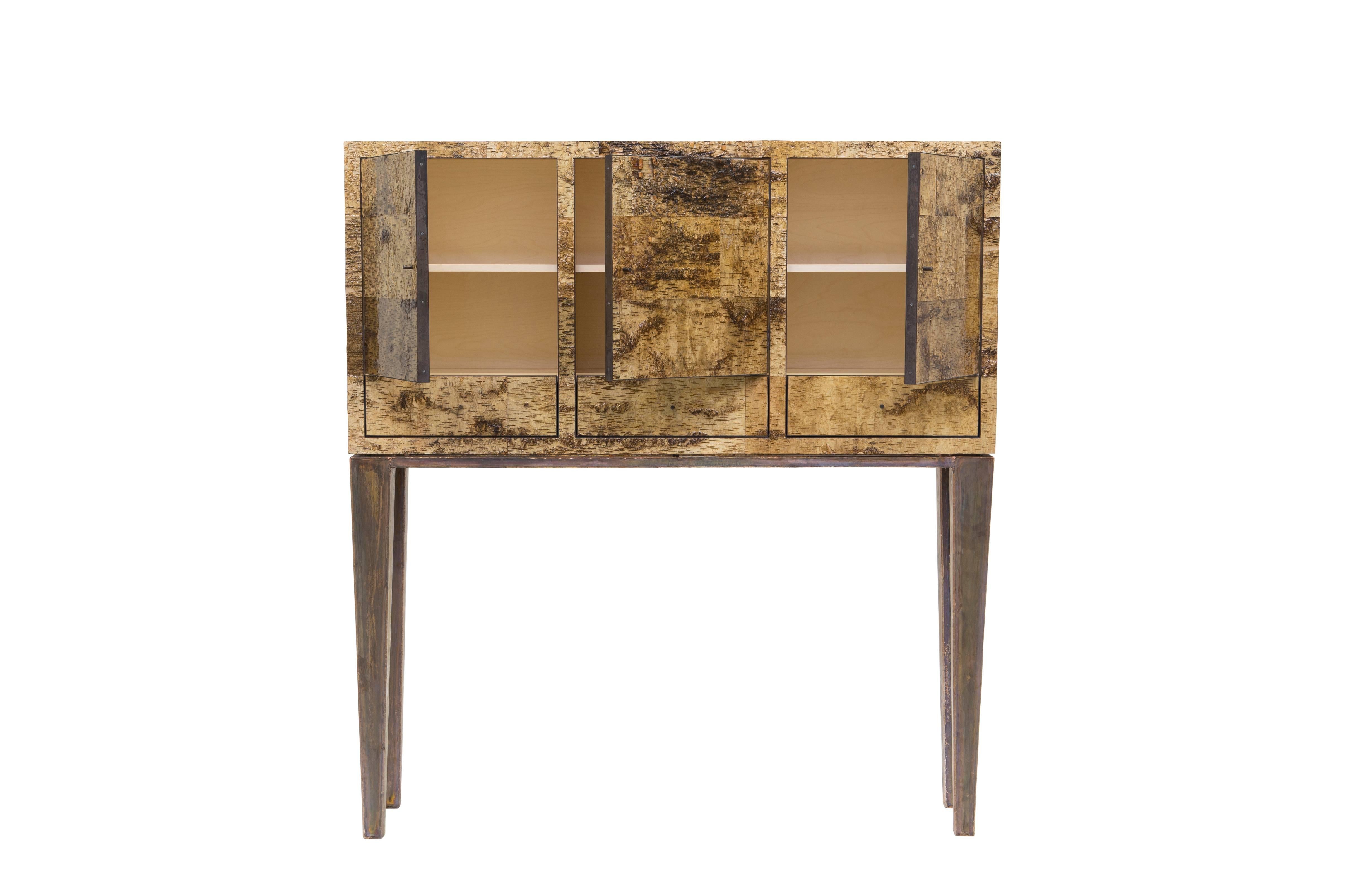 Birchwood Dressoir High.
Material: Light birchwood, plywood, epoxy
and bronze.
Size: 170 x 150 x 42 cm.
Signed Werner Neumann.

The Birchwood collection: Werner Neumann found loose pieces of birchwood while hiking in the woods, brought them to