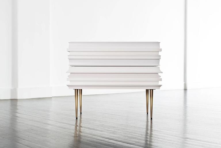 Frame nightstand white.
FRA-03B frame collection.
Design by Luis Pons.
Two drawers nightstand featuring a walnut finish interior. Antique bronze steel legs. White finish Frame segments.
Measures: 27” W x 23” H x 17” D,
69cm W x 59cm H x 44cm
