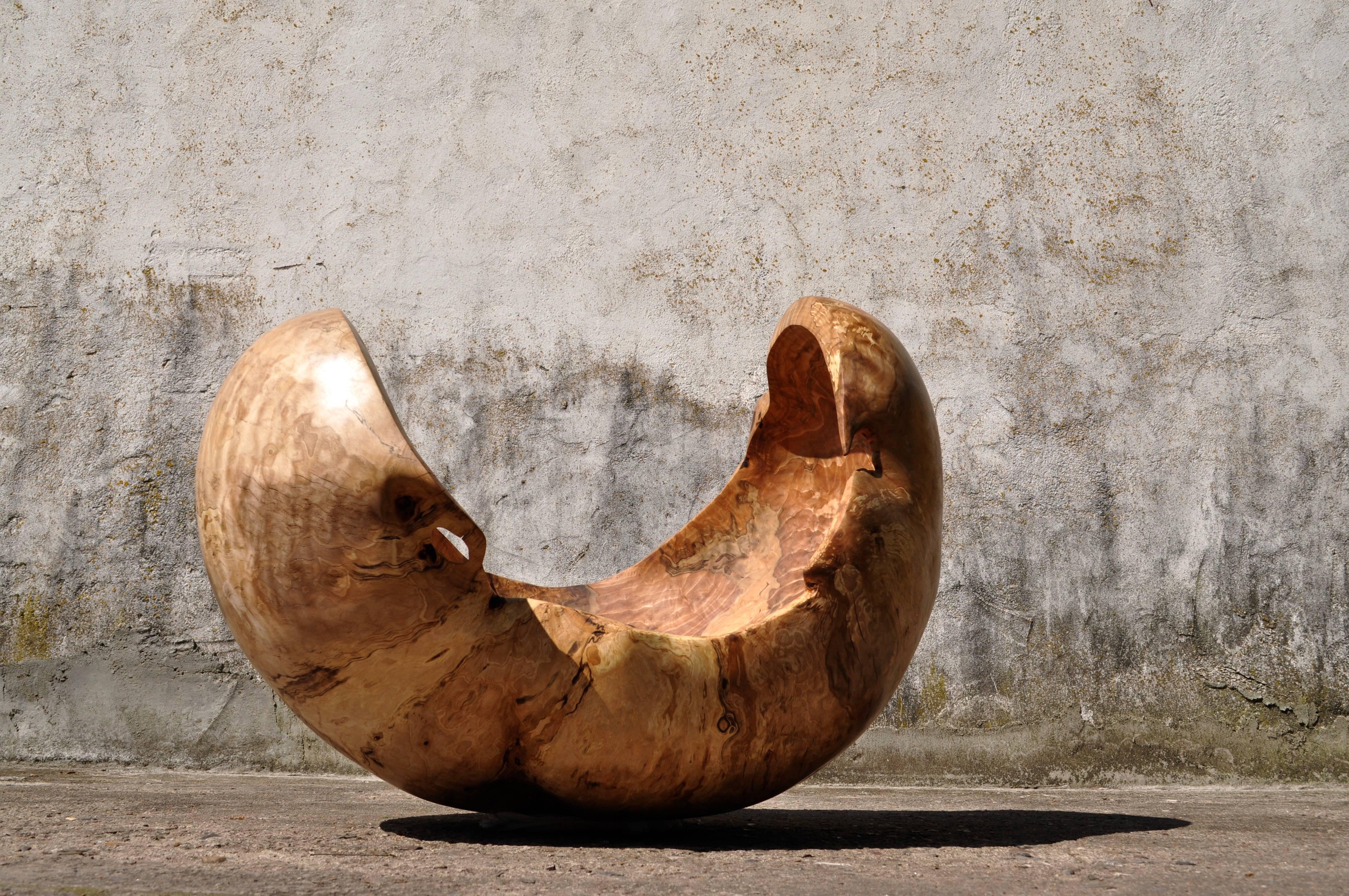 Unique signed bowl by Jörg Pietschmann.
Bowl beech · V1346
Measures: H 76 x W 90 x D 75 cm
Large bowl sculpture from the bulges of a beech
tree. Polished oil finish.

In Pietschmann’s sculptures, trees that for centuries were part of a