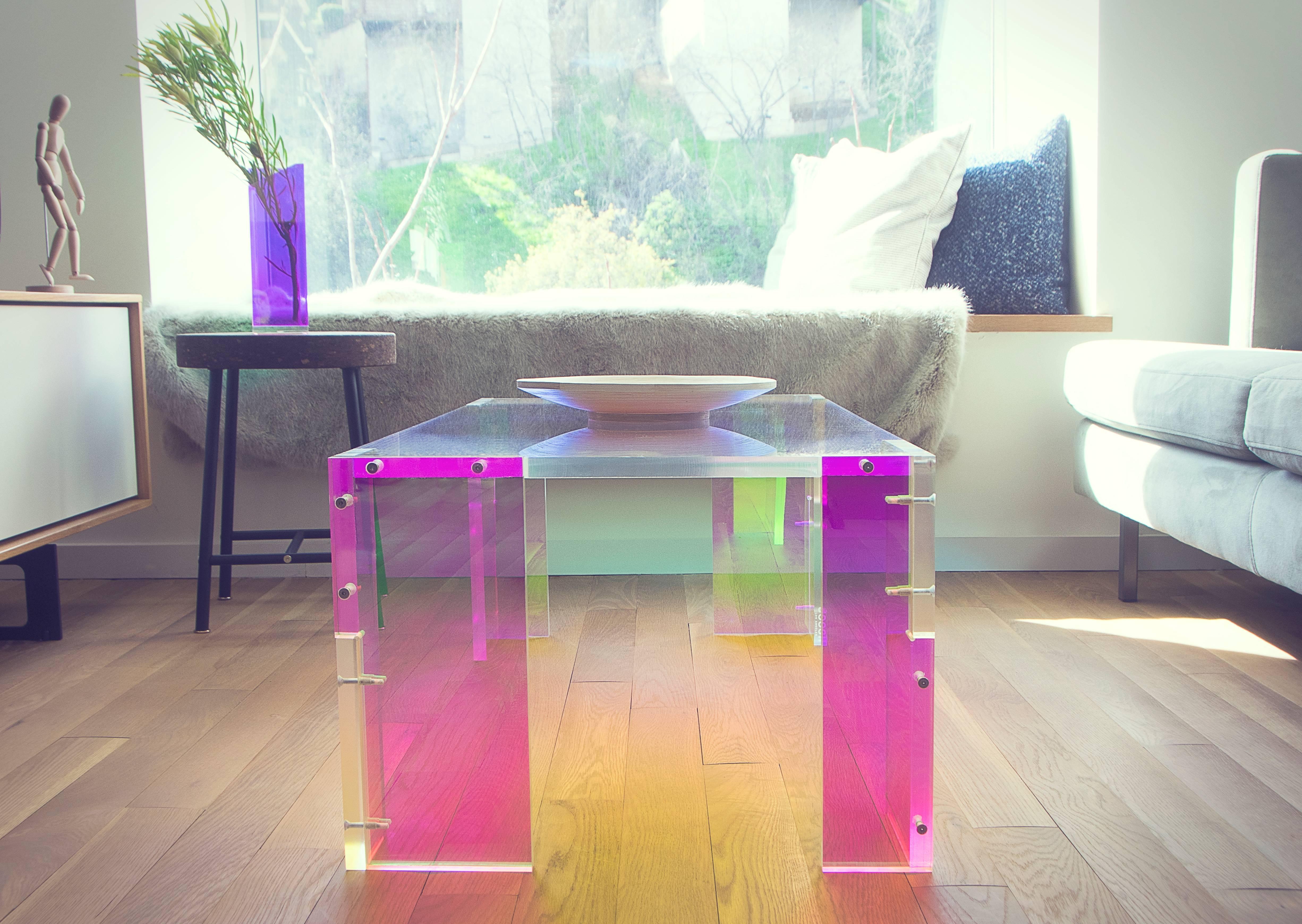 Laurent coffee table by Diogo and Juliette Felippelli

Laurent coffee table
Dichroic film on acrylic
Measures: 38