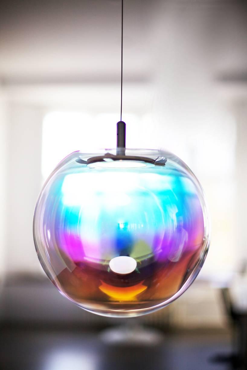 Iris
The result of ambitious craftsmanship and technological innovation, the Iris pendant light mimics a permanent iridescent soap bubble. An OLED module provides both the light source and mount. A dichroic coating, applied using a process