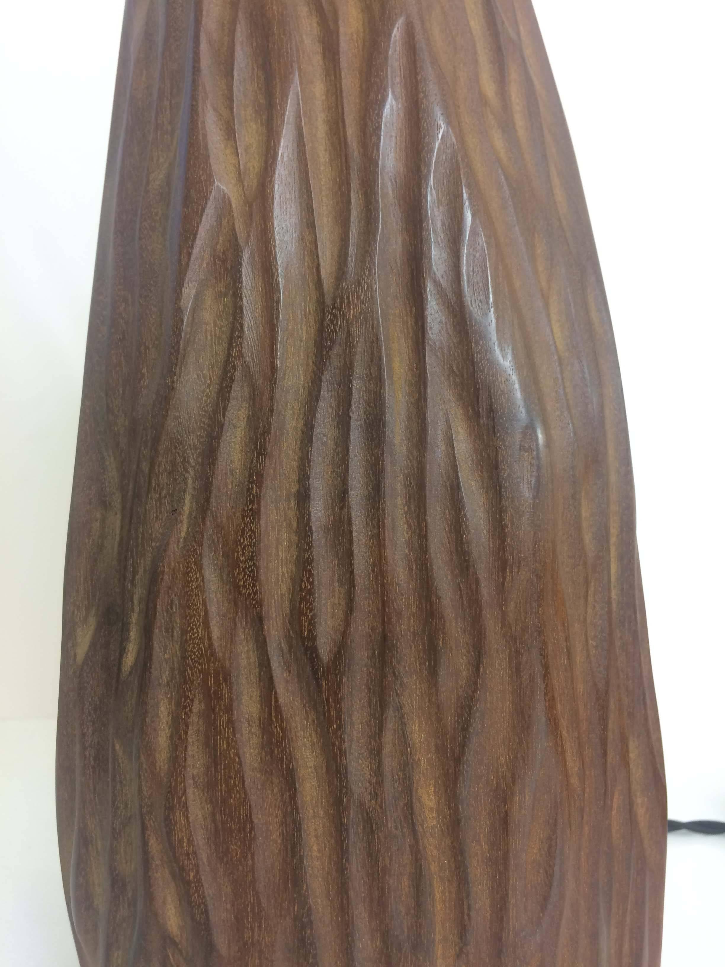 Hand-sculpted tabebuia table lamp, unique signed by Julien Barrault
Unique hand-sculpted table lamp
Dimensions: 32.5 x 15 x 15 cm
Tabebuia wood.
 