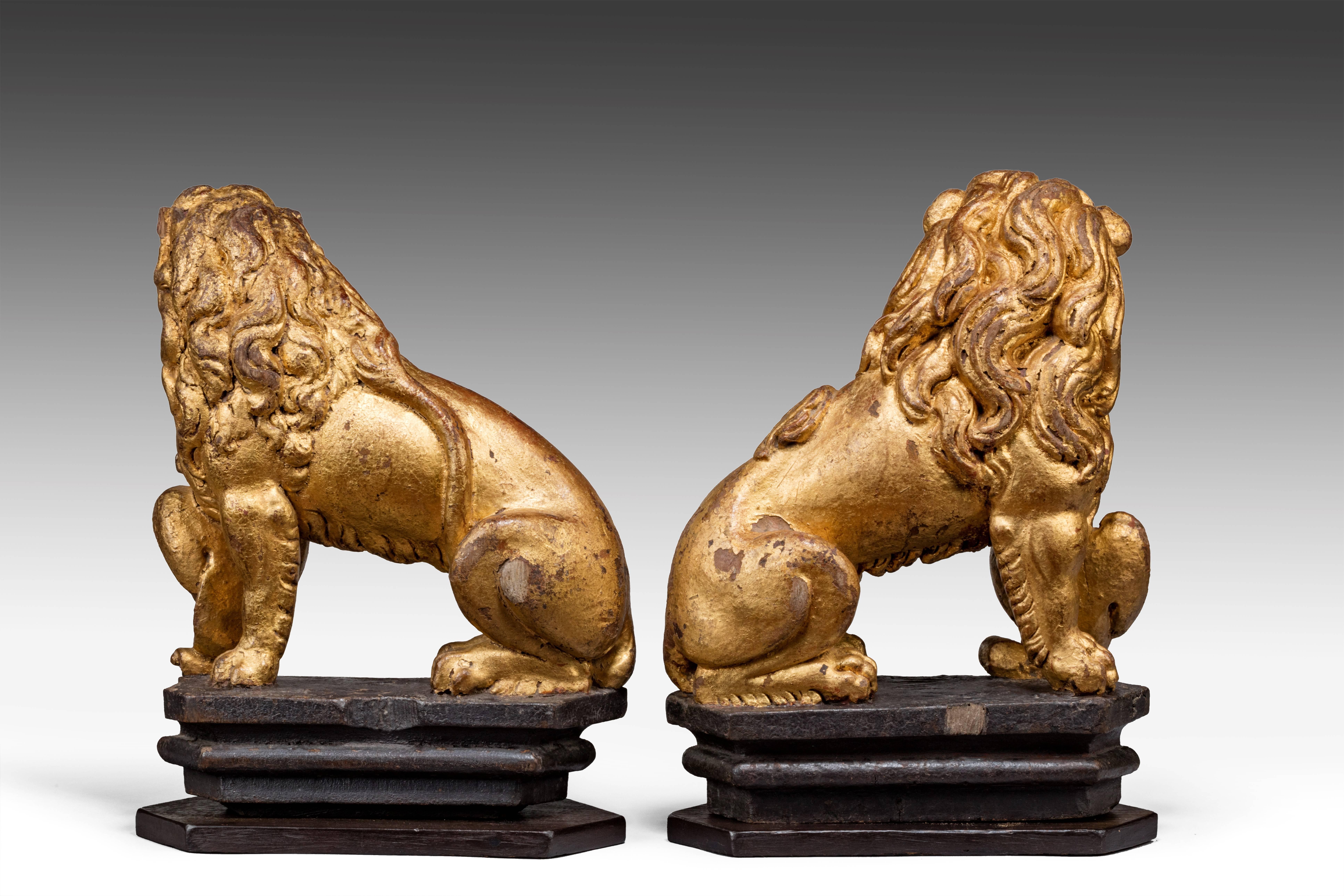 Pair of Charles I Carved Oak and Oil Gilt Lions In Good Condition In Sutton Coldfield, GB