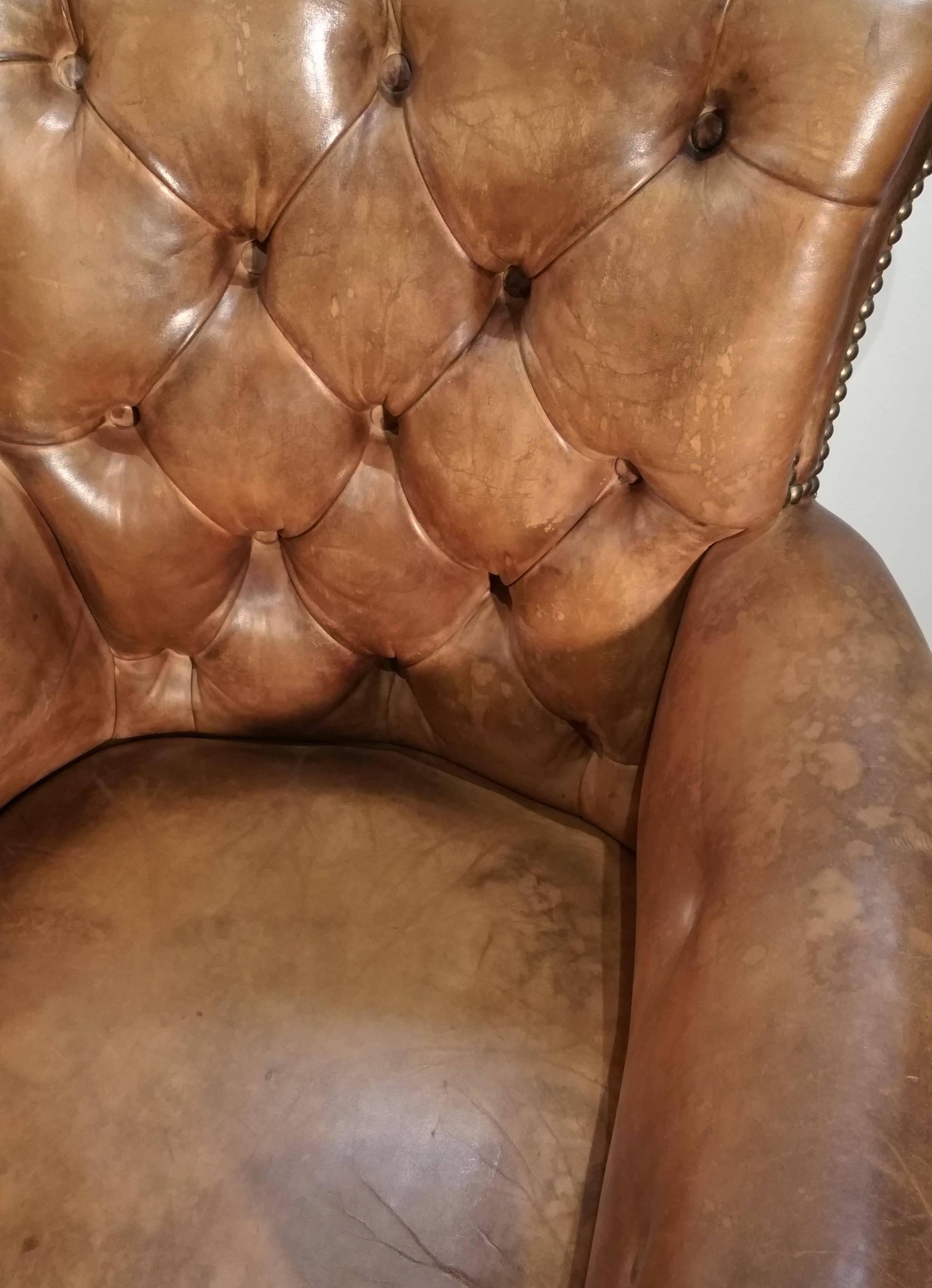 Pair of Edwardian Leather Upholstered Tub Chairs In Excellent Condition In London, GB