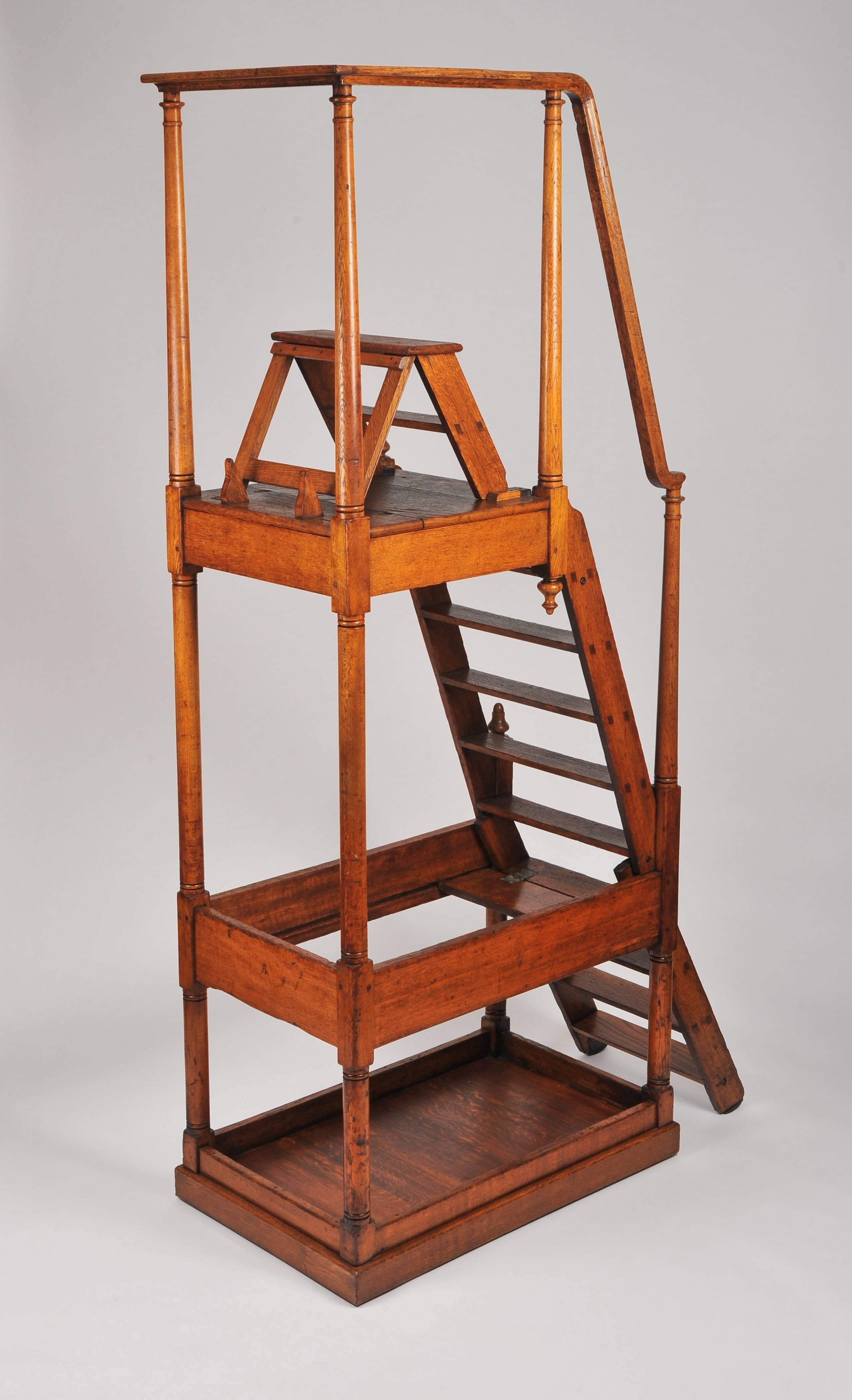 Diese prächtigen und übergroßen Bibliotheksstufen aus Eichenholz aus dem 19. Jahrhundert tragen den Stempel VR und stammen ursprünglich aus der Tate Gallery. Er misst eine Gesamthöhe von 251 cm (99 in), eine Tiefe von 62,5 cm (24 ½ in) und eine