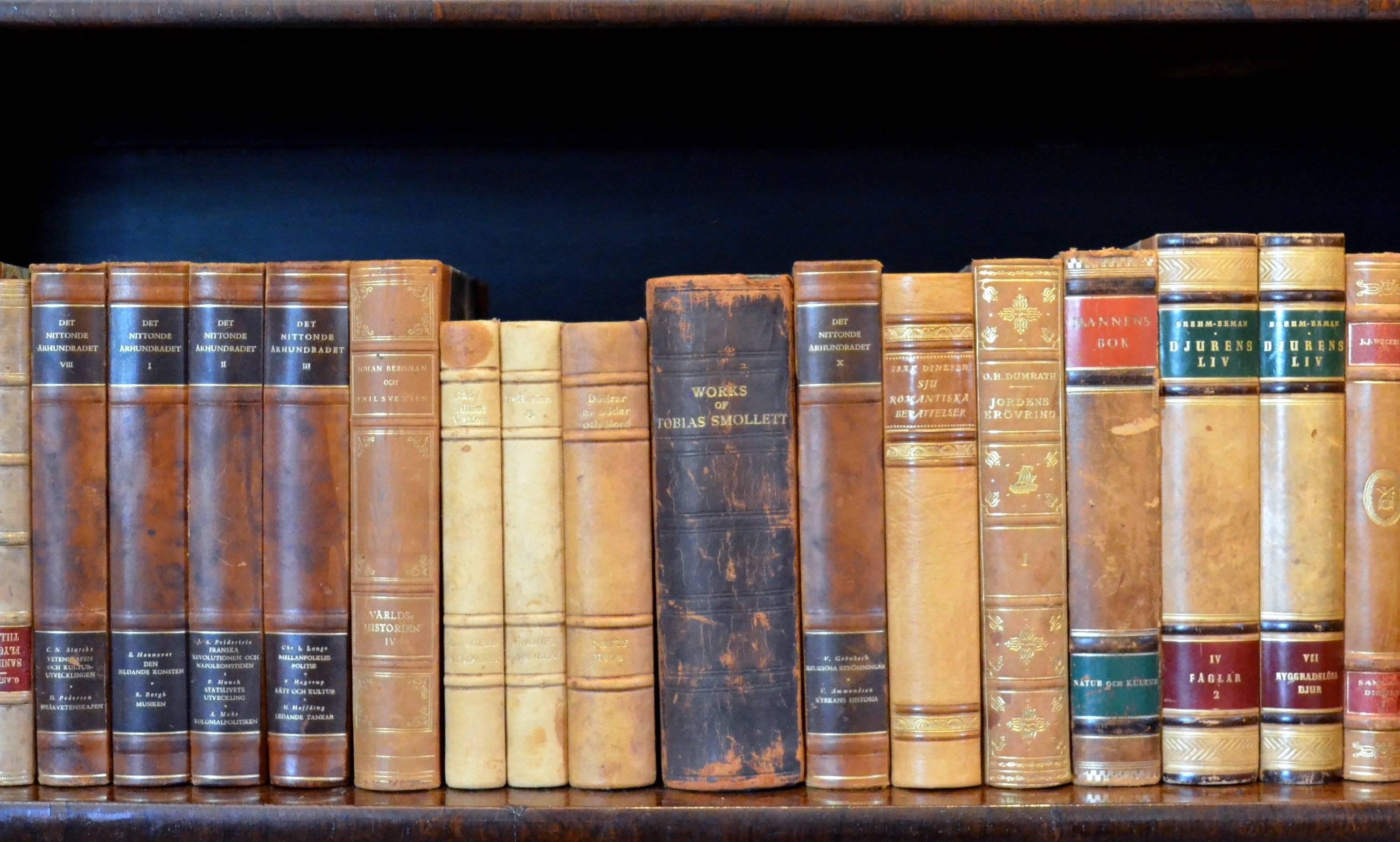 Metre of Early 20th Century Leather Bound Books, Series 29/30 1