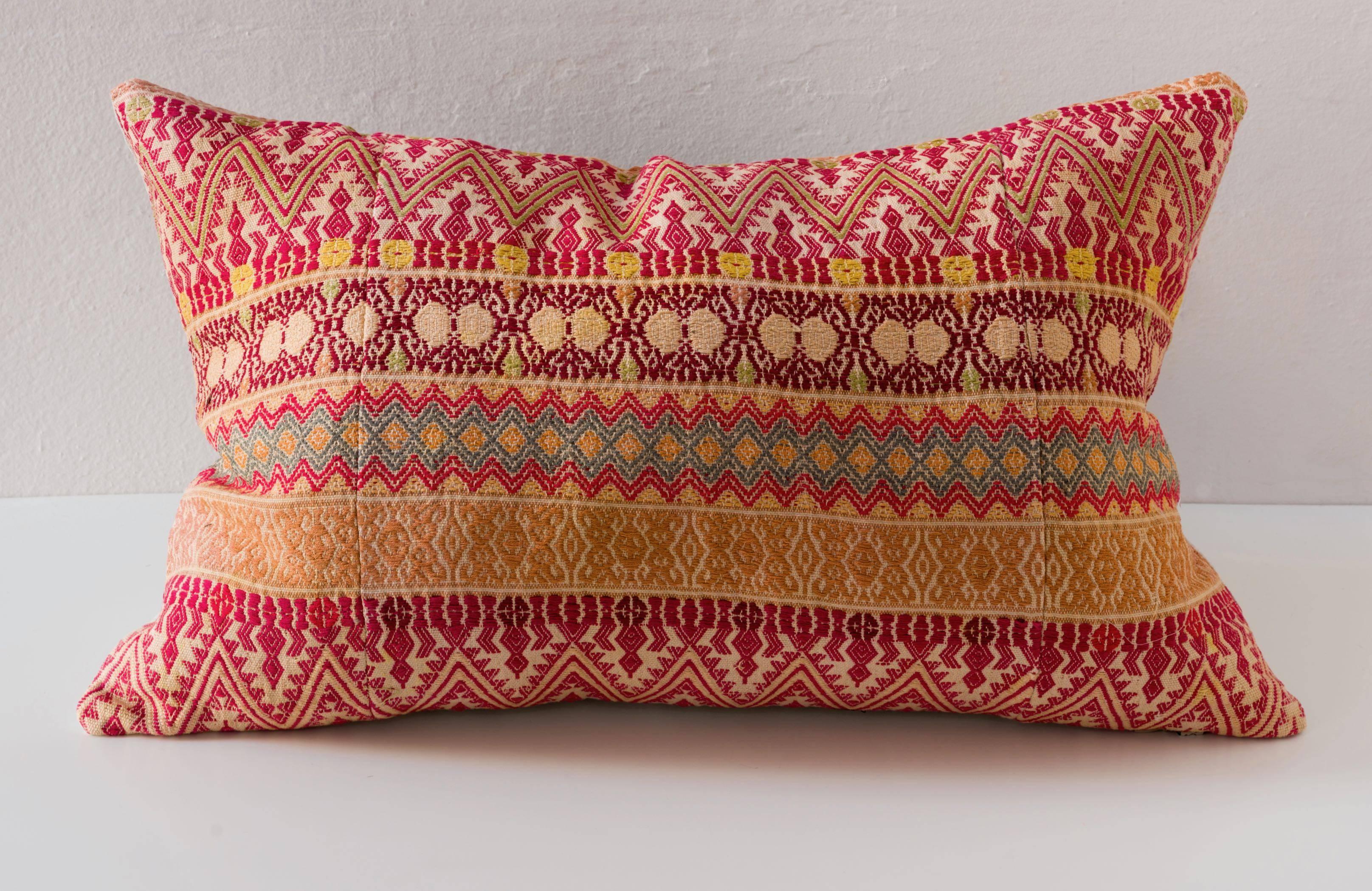Pillows made from a contemporary hand loomed textile from Mitla, Oaxaca.  Mitla has one of the most important  archeological sites to the Zapotec culture. This textile is artisan made, in a a zig zag motif. 

Linen on reverse. See image
75/25 goose