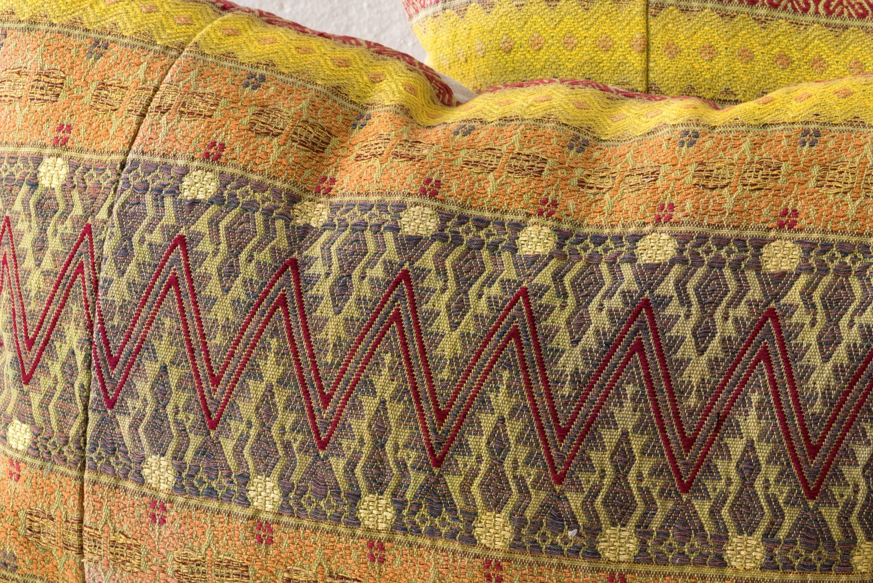 Pillows made from a contemporary hand loomed textile from Mitla, Oaxaca.  Mitla has one of the most important  archeological sites to the Zapotec culture. This textile is artisan made, in a a zig zag motif. 

Linen on reverse, see image
75/25 goose
