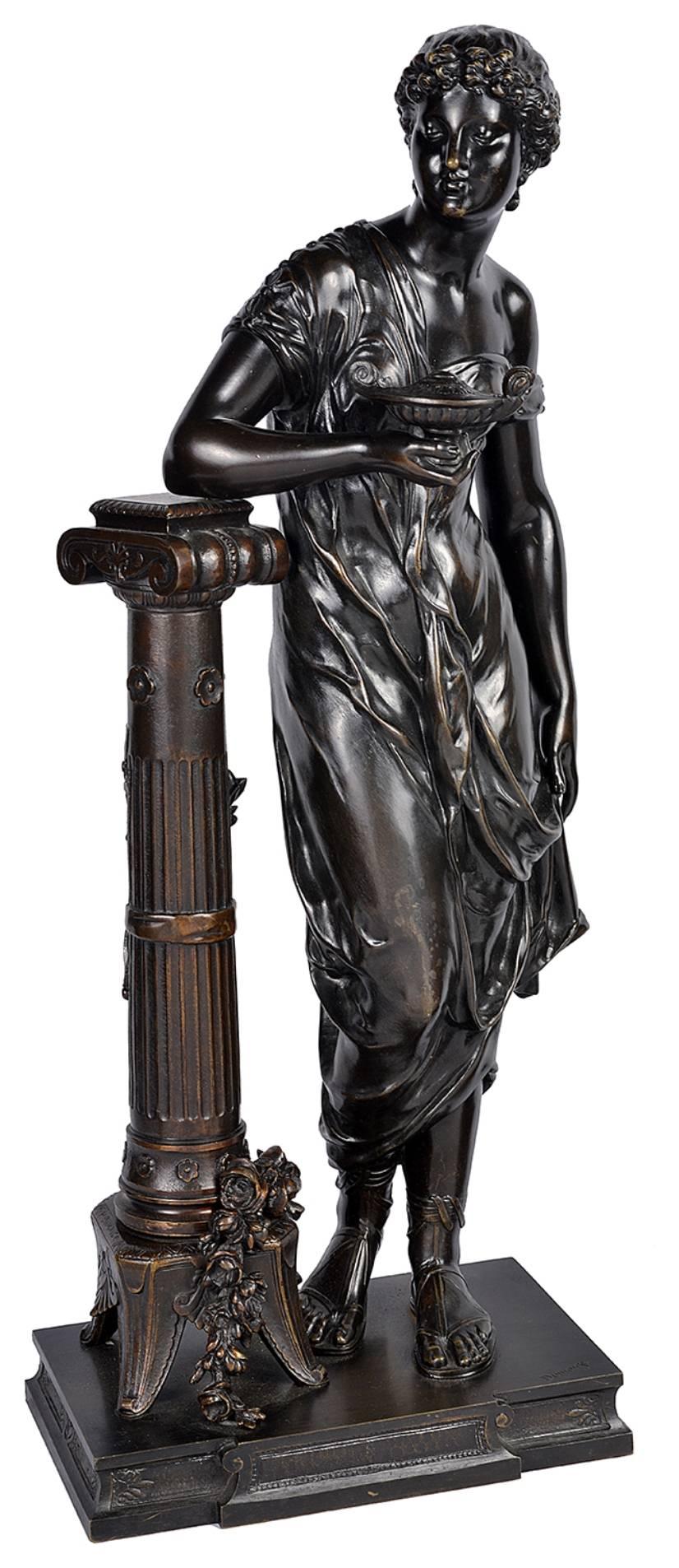 Un'impressionante coppia di statue classiche in bronzo di donne classiche, ognuna delle quali indossa una veste, porta doni e poggia su piedistalli classici.
Firmato; Dumaige.