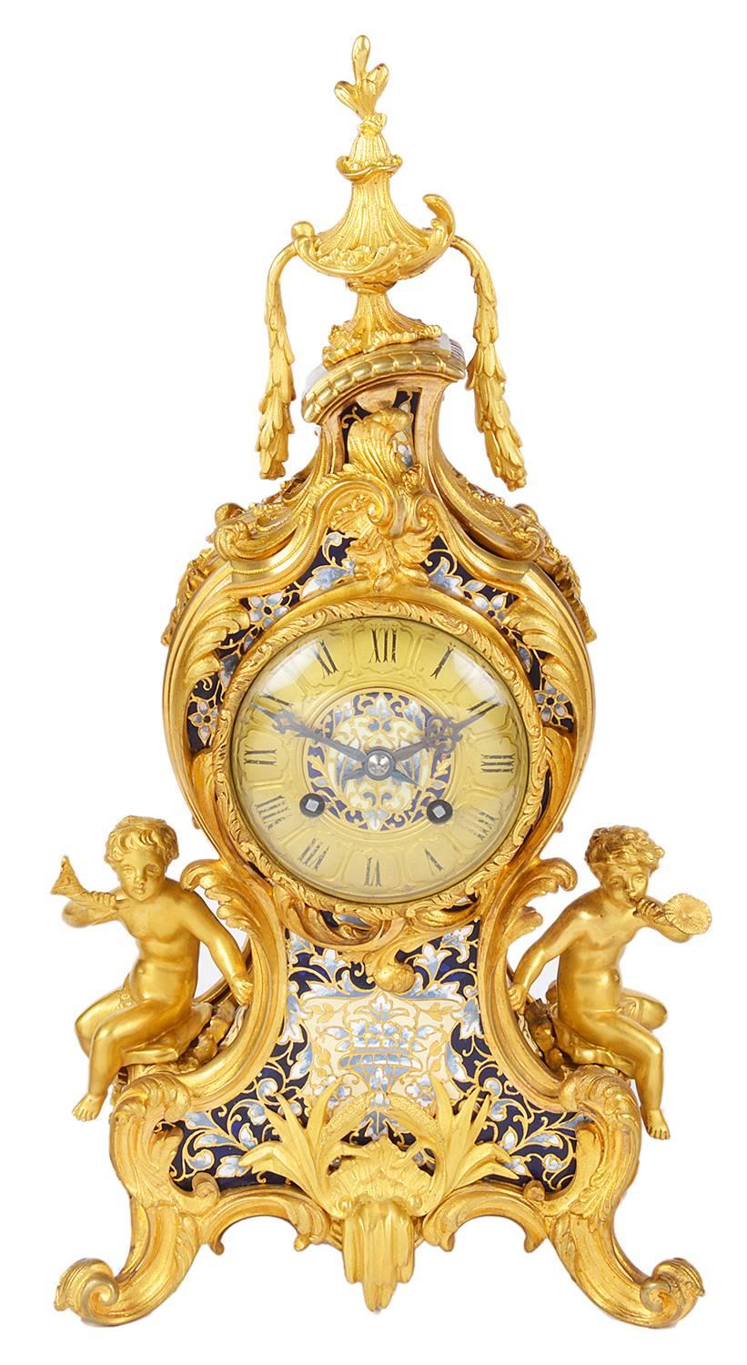 Français Ensemble d'horloge et d'horloge champlevées en émail de style Louis XVI du 19ème siècle en vente