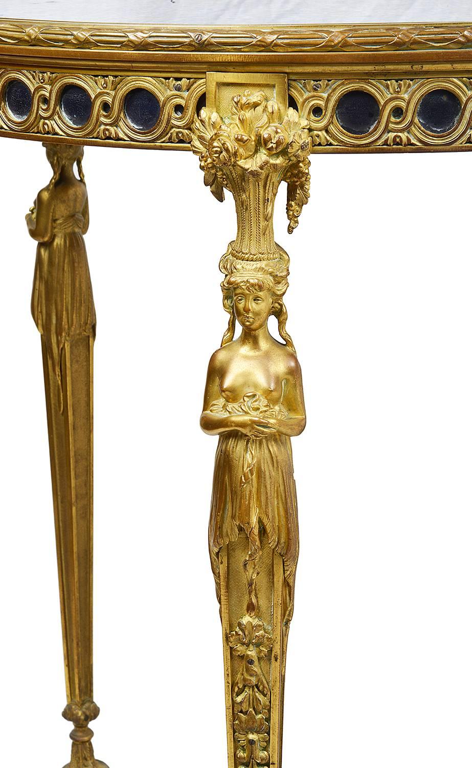 Paire de guéridons français en bronze doré de très bonne qualité, de style Louis XVI d'après un dessin d'Adam Weisweiler (français, 1744-1820). Chaque table est dotée d'un plateau en Lapis Lazuli. Des supports monopodes aux pieds et unis par des