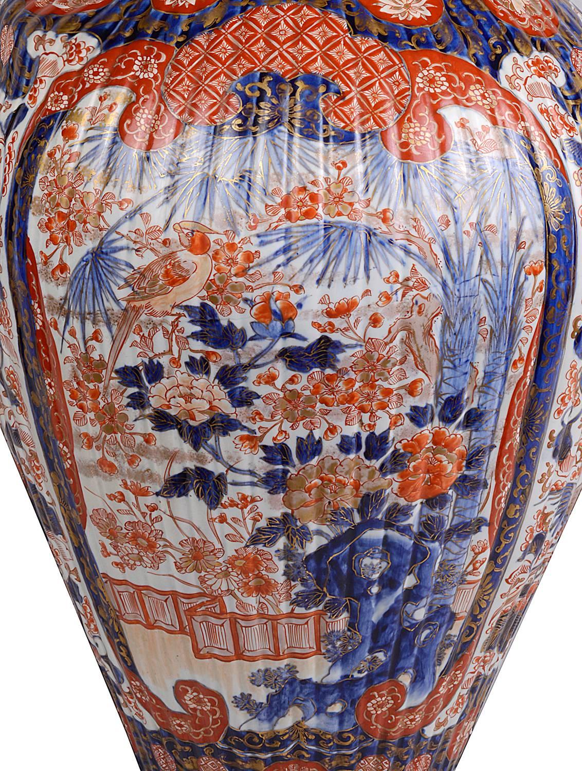 A fine quality hand-painted 19th century lidded Imari vase, having classical exotic oriental floral decoration with birds, flowers and motifs.