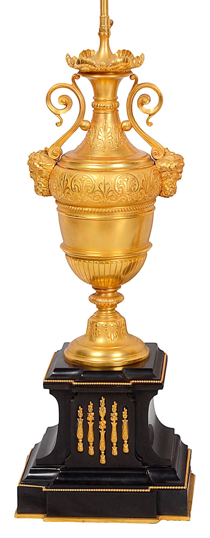 Grec classique Paire de lampes classiques dorées du XIXe siècle en vente