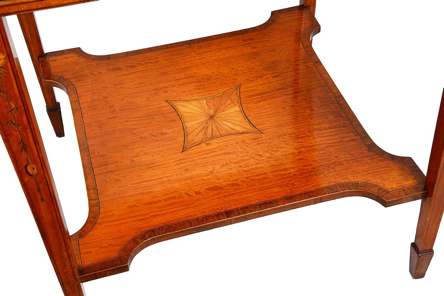 Eine feine Qualität Edwardian Zeitraum Satinwood Umschlag Kartentisch, mit klassischen Intarsien Dekoration auf der Oberseite, Fries und Beine. Er hat eine einzelne Friesschublade, steht auf quadratischen, spitz zulaufenden Beinen und hat eine