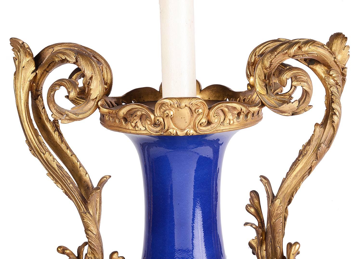 Chinois Lampe chinoise à vase bleu et blanc, 19e siècle en vente