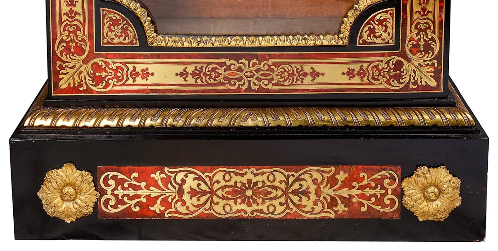 Pareja de armarios de muelle de boulle franceses del siglo XIX de buena calidad, de estilo Luis XVI. Cada uno con tapas de mármol, decoración de incrustaciones de boulle rojo, monturas de ormolu dorado. Puertas acristaladas, interiores forrados de