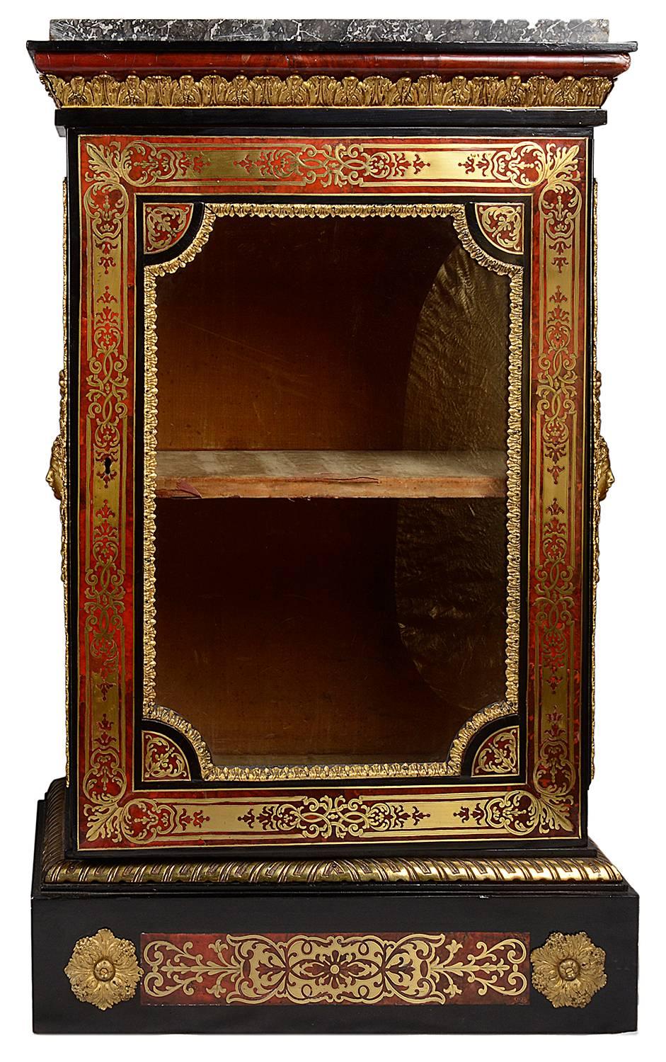 Pareja de armarios auxiliares Boulle estilo Luis XVI Latón en venta