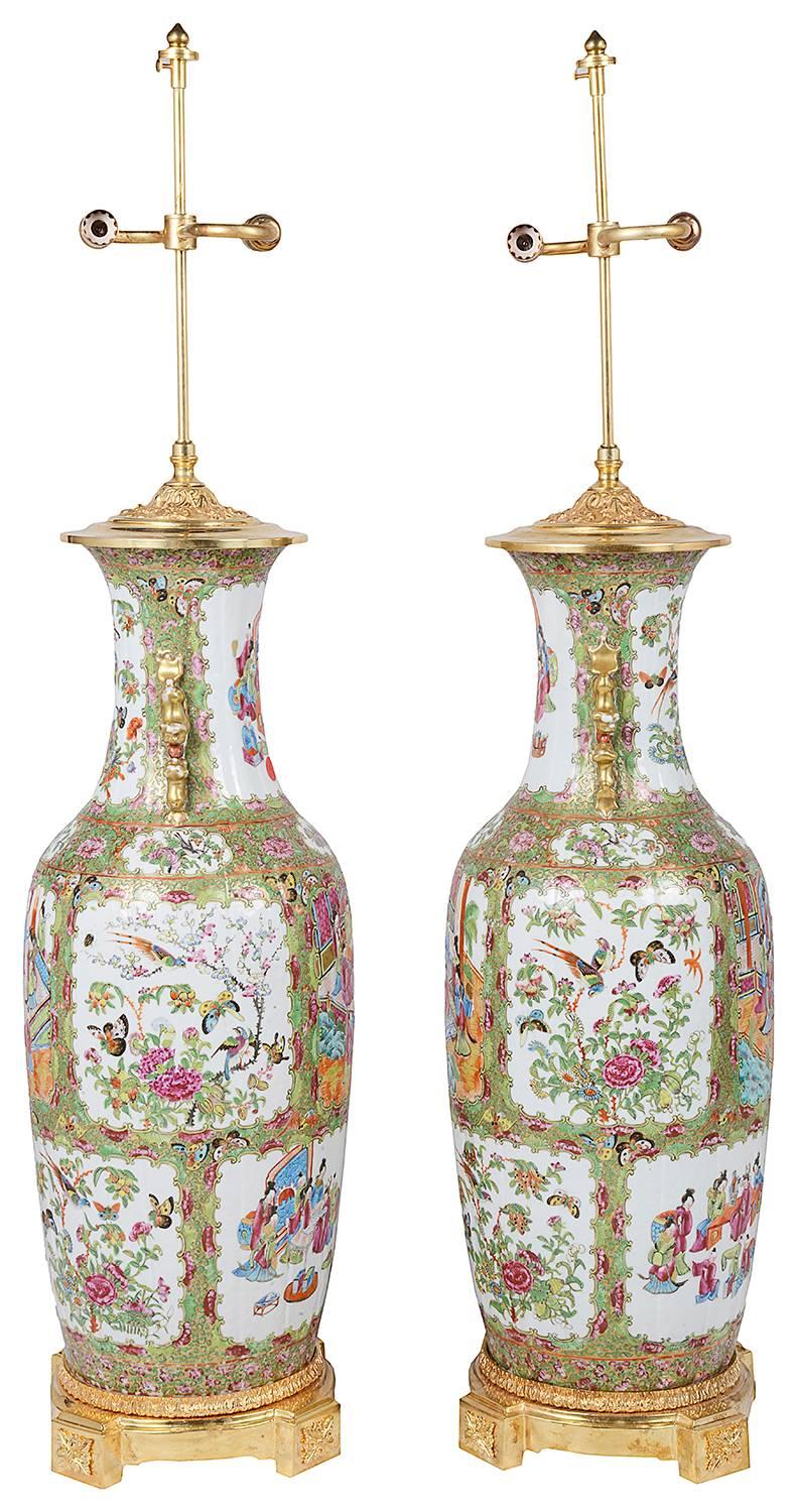 XIXe siècle Grande paire de vases / lampes chinois en médaillons roses de Canton, 19ème siècle en vente