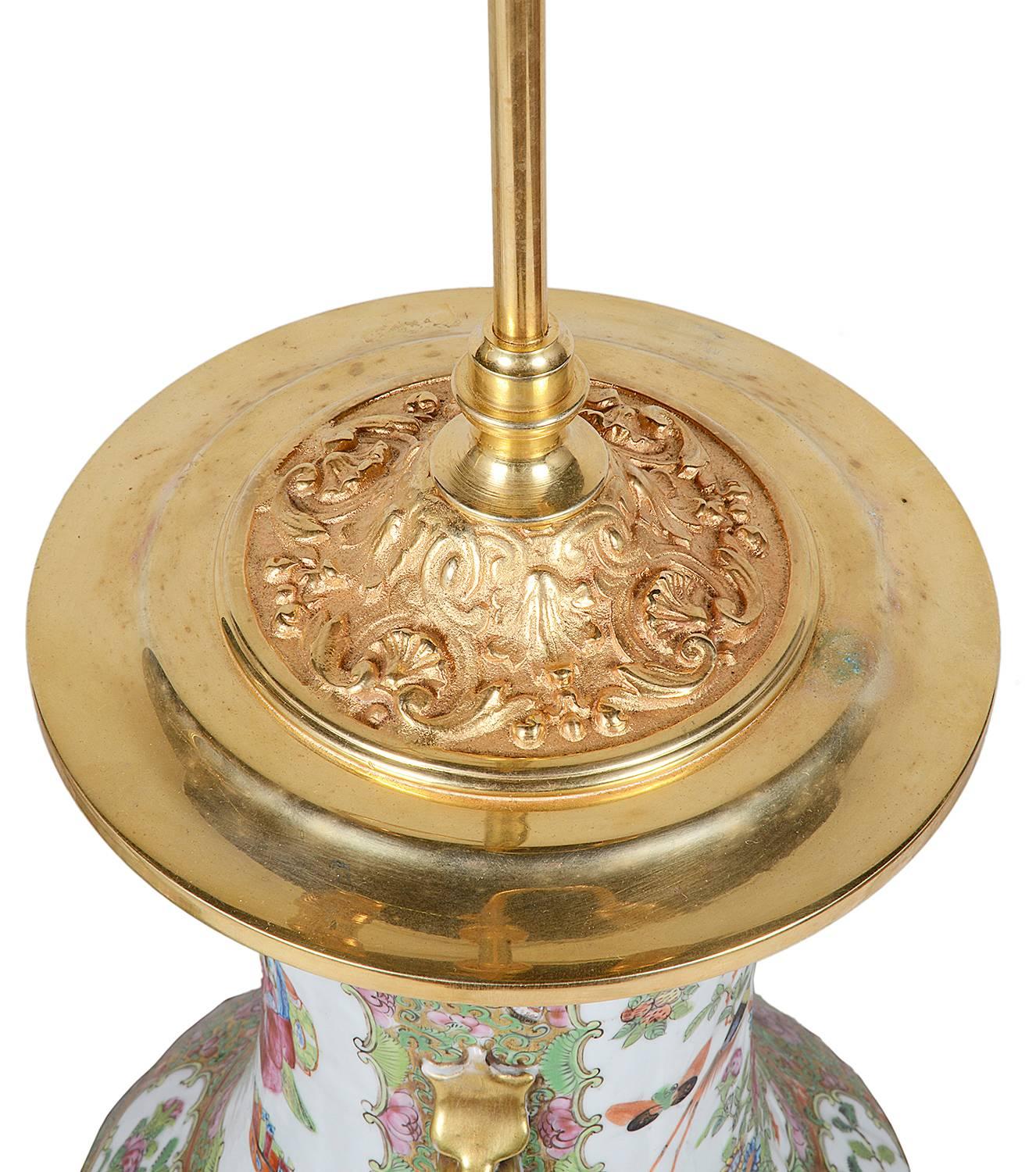 Porcelaine Grande paire de vases / lampes chinois en médaillons roses de Canton, 19ème siècle en vente