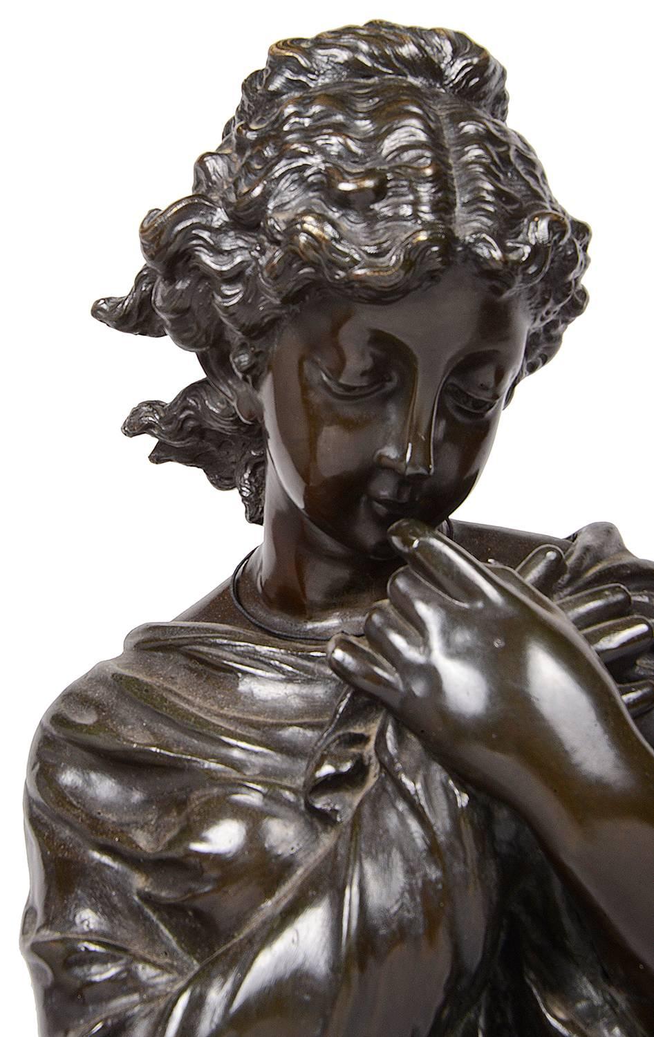Une grande statue en bronze du 19ème siècle de bonne qualité représentant Stella avec un enfant, ayant une patine magnifique.