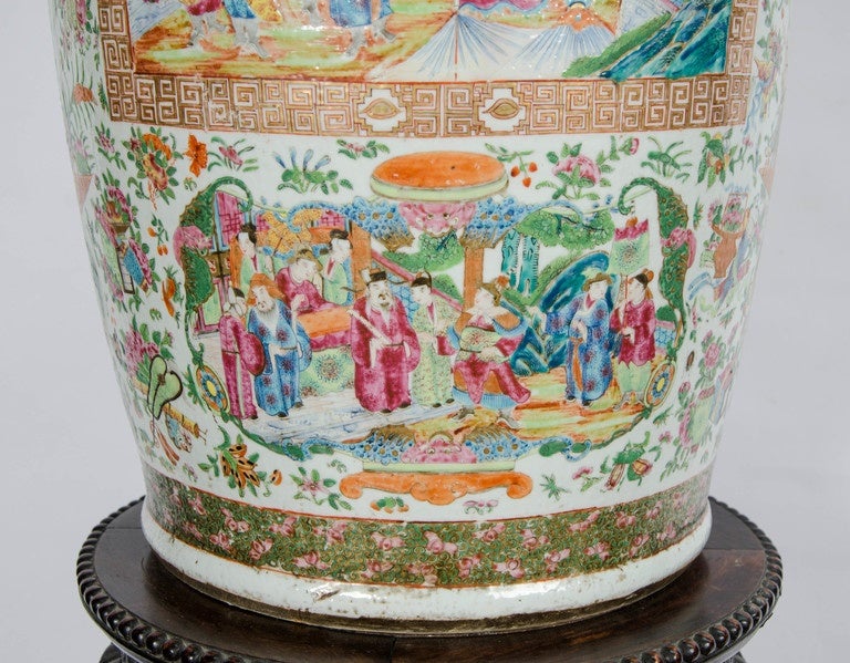 Große chinesische Rosenmedaillon-Vase auf Ständer aus dem 19. Jahrhundert (Handbemalt) im Angebot