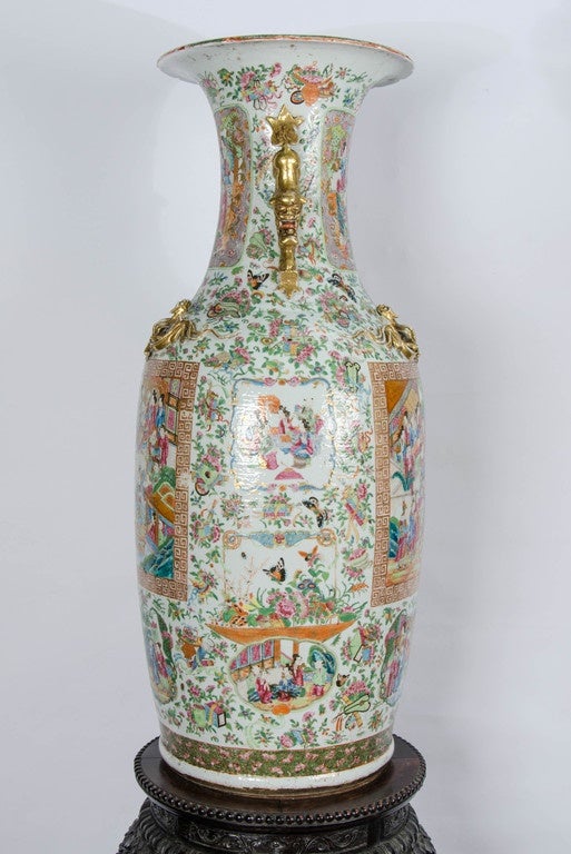 Große chinesische Rosenmedaillon-Vase auf Ständer aus dem 19. Jahrhundert (Porzellan) im Angebot