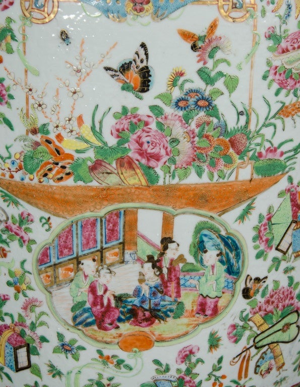 Große chinesische Rosenmedaillon-Vase auf Ständer aus dem 19. Jahrhundert im Angebot 1