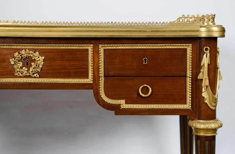 A fine quality French Mahogany, Louis XV style Ladies writing table (bureau plat), Having wonderful fine quality gilded ormolu mounts and mouldings.
Having a three quarter brass gallery, inset leather top, five frieze drawers raised on turned