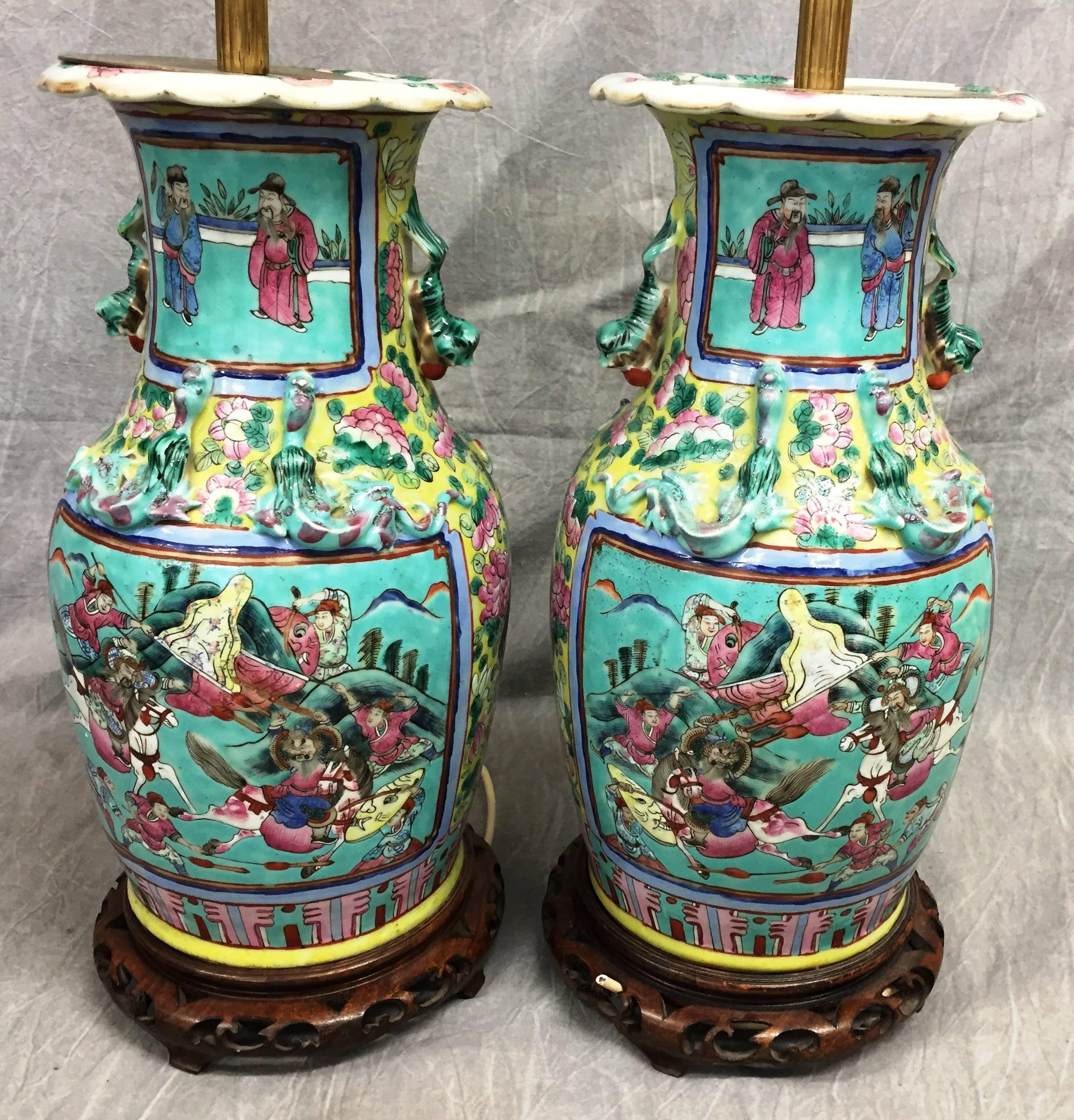 Paar Vasen mit Rosenmedaillon und gedrechselten Lampen (Chinesisch) im Angebot