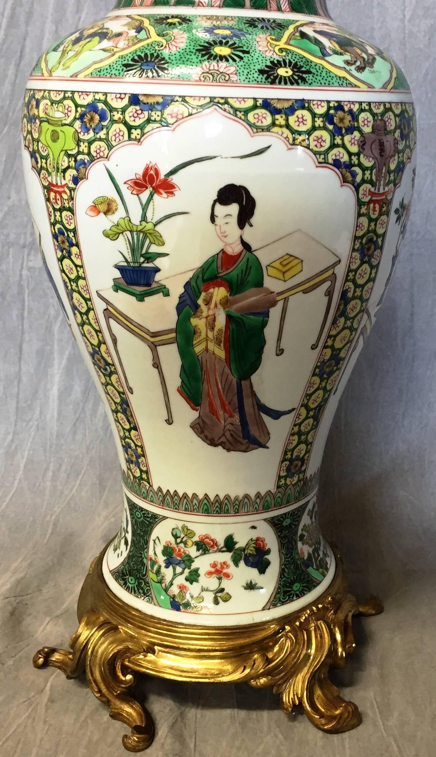 Un vase à couvercle de la famille verte chinoise de bonne qualité de la fin du XIXe siècle, avec des montures en bronze doré de bonne qualité, d'influence rococo française.