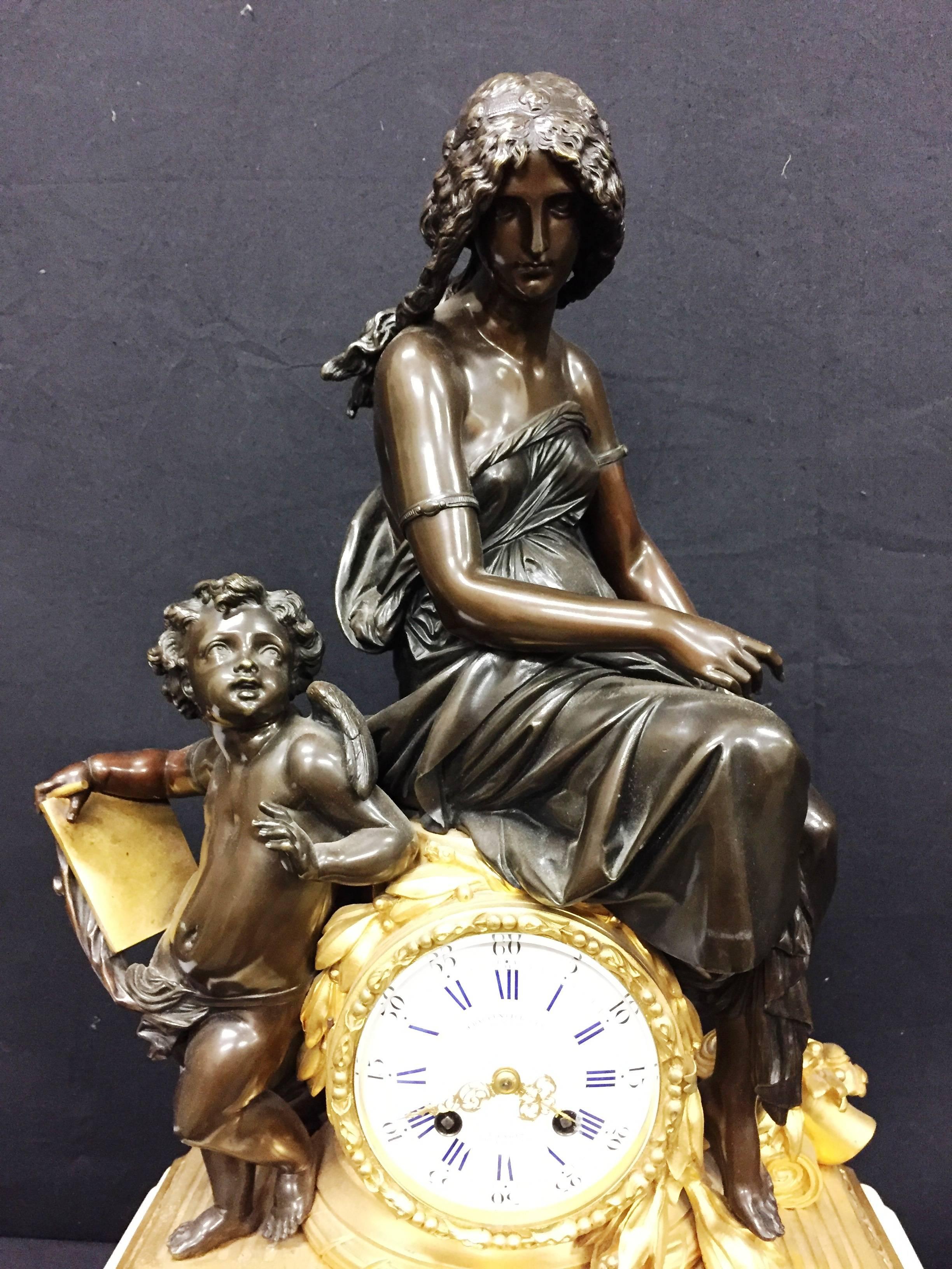 Une très bonne horloge de cheminée française du 19ème siècle en bronze et bronze doré avec une mère et un enfant au-dessus et sur le côté du cadran de l'horloge. Monté sur une base en marbre blanc.