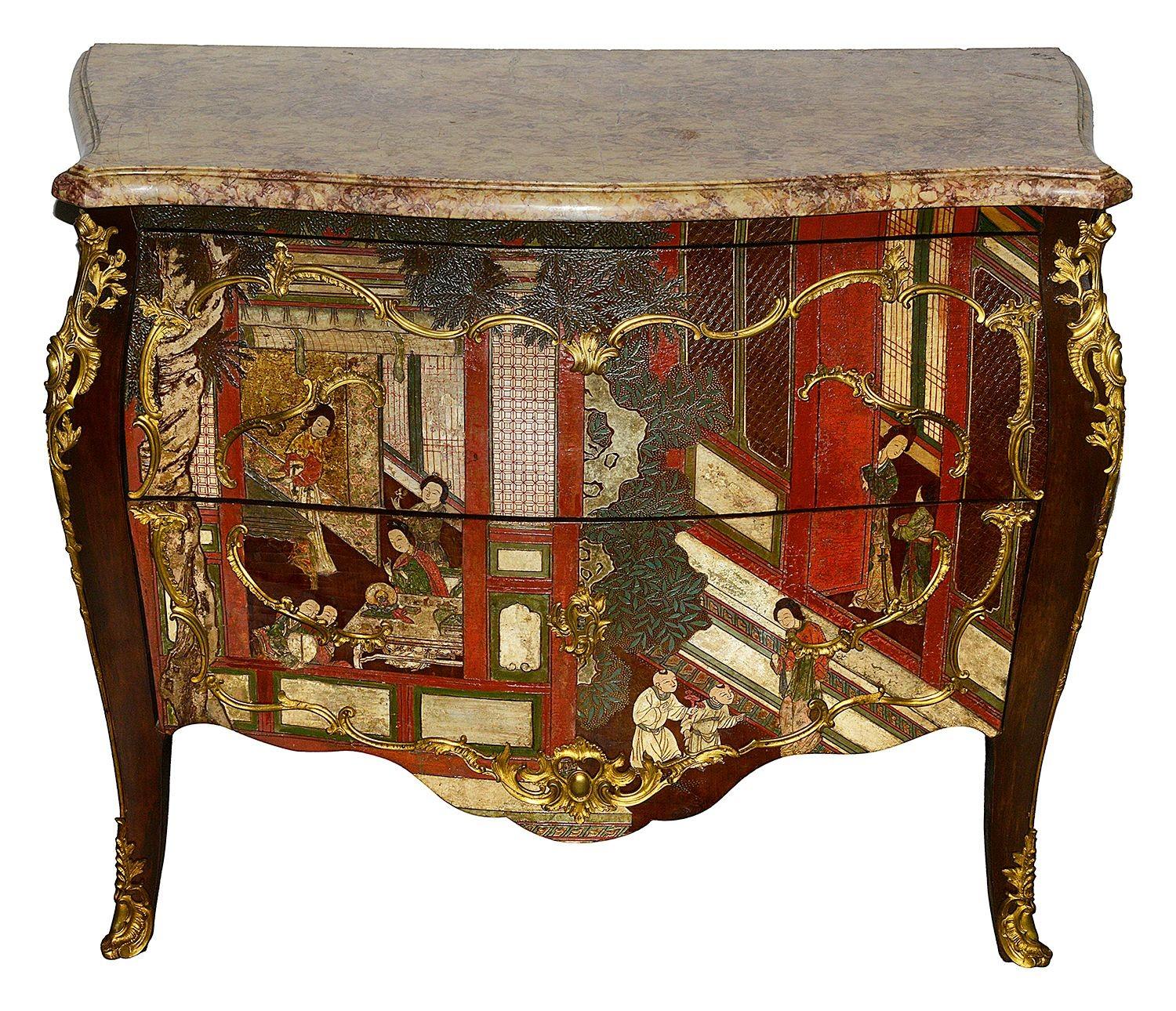 Questa squisita commode francese a forma di bombe, realizzata in stile Chinoiserie del XVIII secolo, presenta un intricato lavoro di lacca di Coromandel, con vivaci rappresentazioni di scene cinesi. CIRCA IL 1880, presenta due cassetti elegantemente