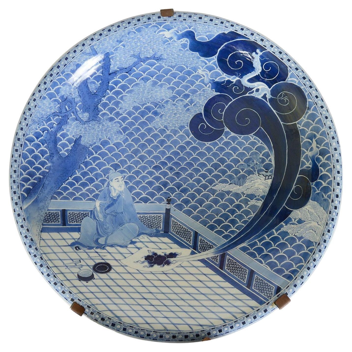 Grande caricatore giapponese blu e bianco, circa 1890, diametro 73 cm