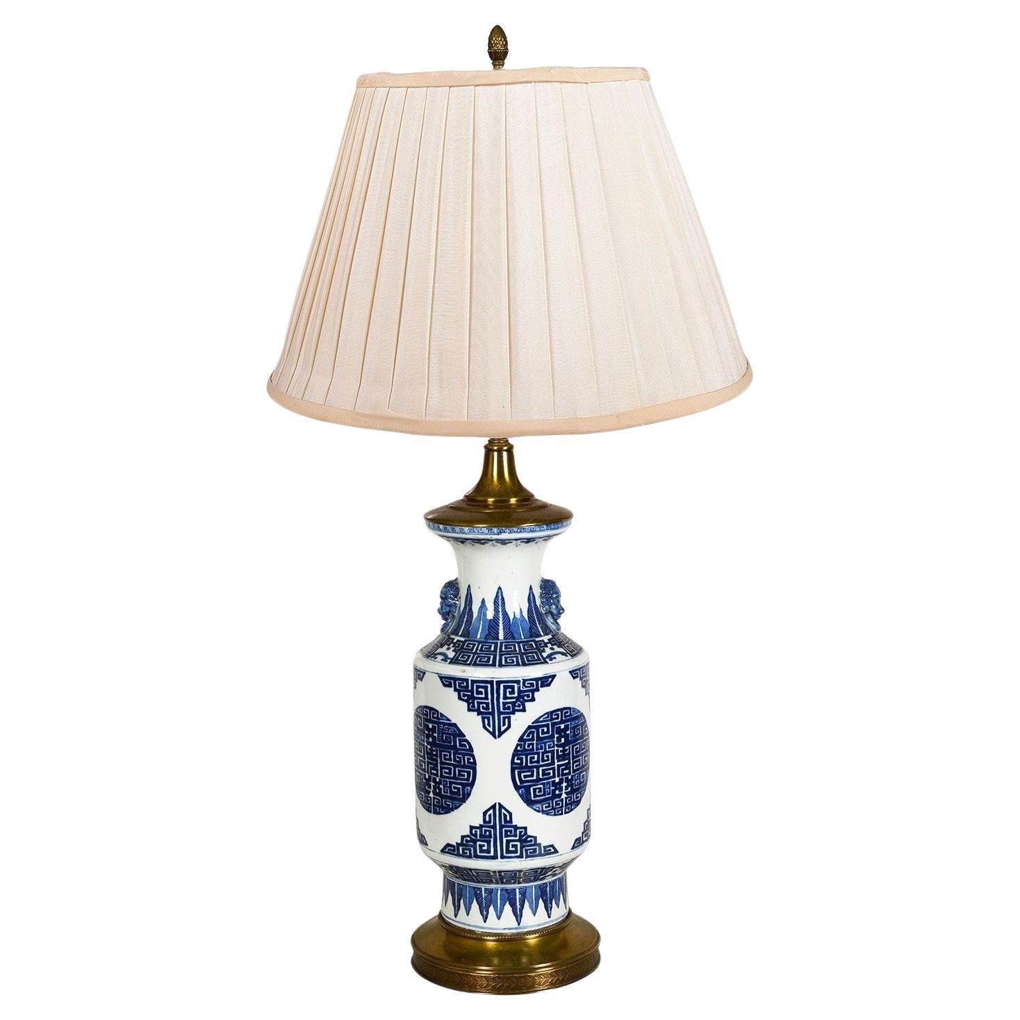 Chinesische Vase/Lampe aus blauem und weißem Porzellan, 19.