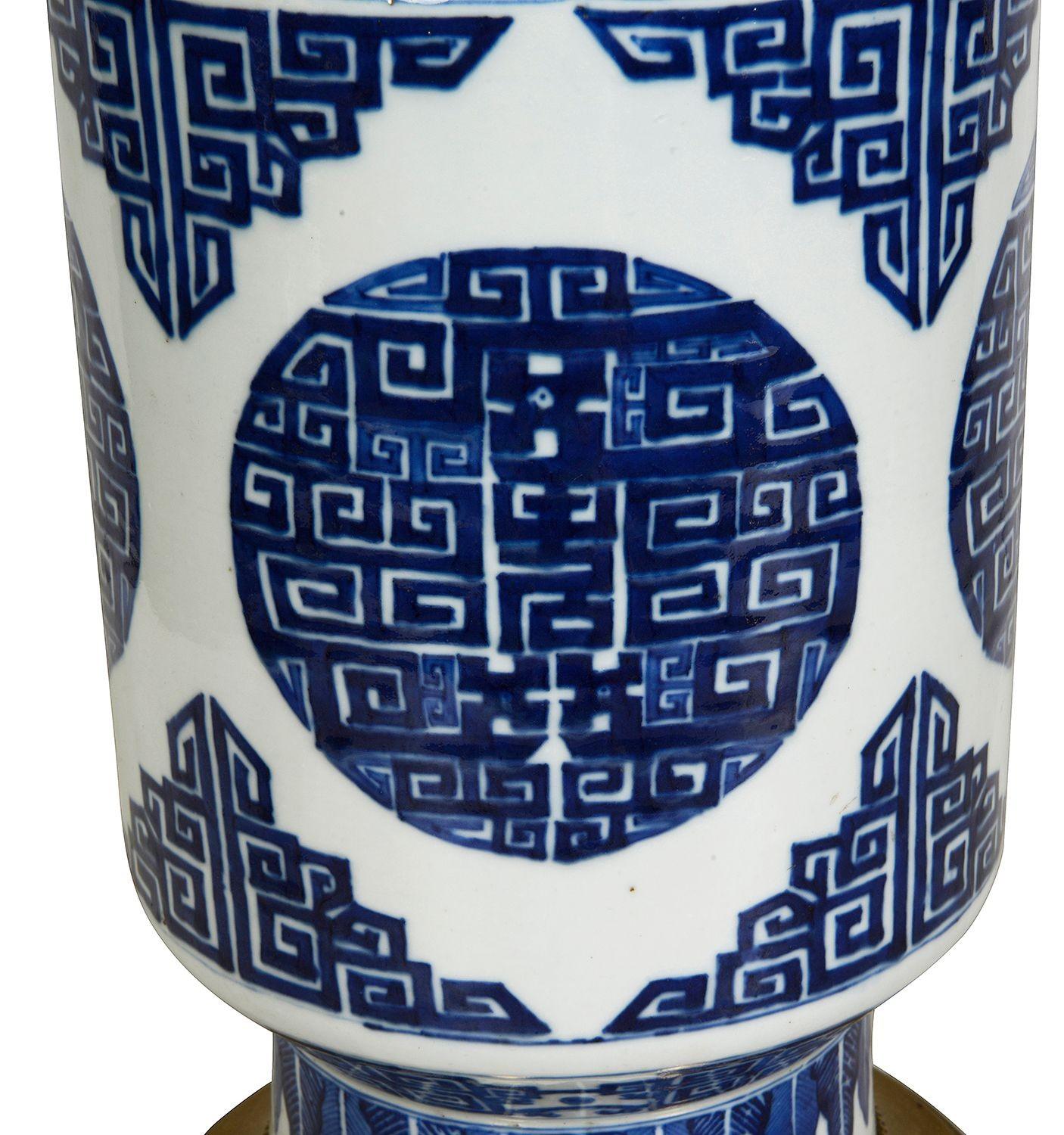 Jarrón / lámpara de porcelana china azul y blanca, S. XIX en Bueno estado para la venta en Brighton, Sussex