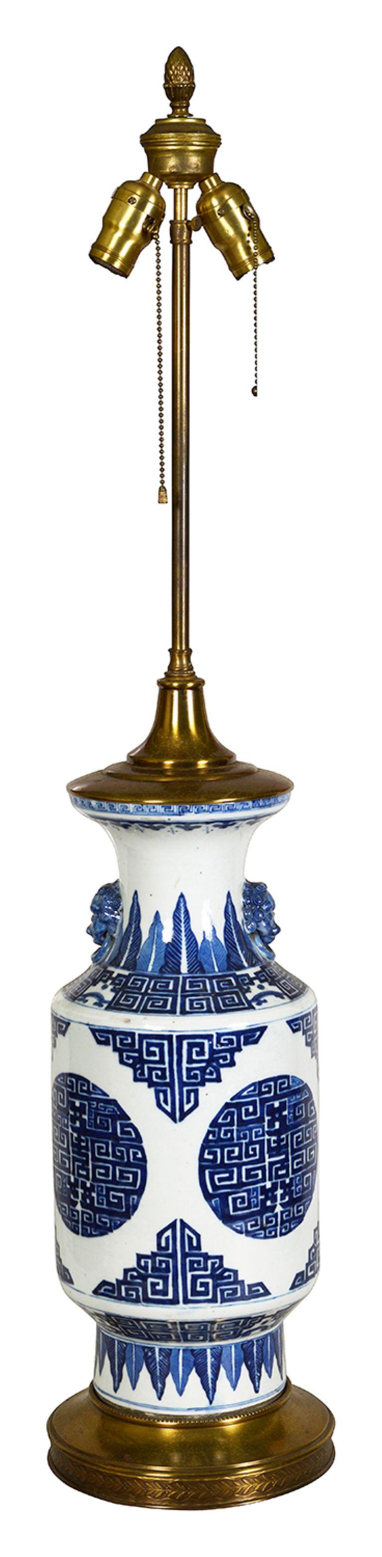 Esta exquisita lámpara jarrón china azul y blanca de finales del siglo XIX muestra la artesanía tradicional con intrincados diseños pintados a mano. El jarrón presenta delicados motivos florales y formas geométricas, típicos del estilo de la