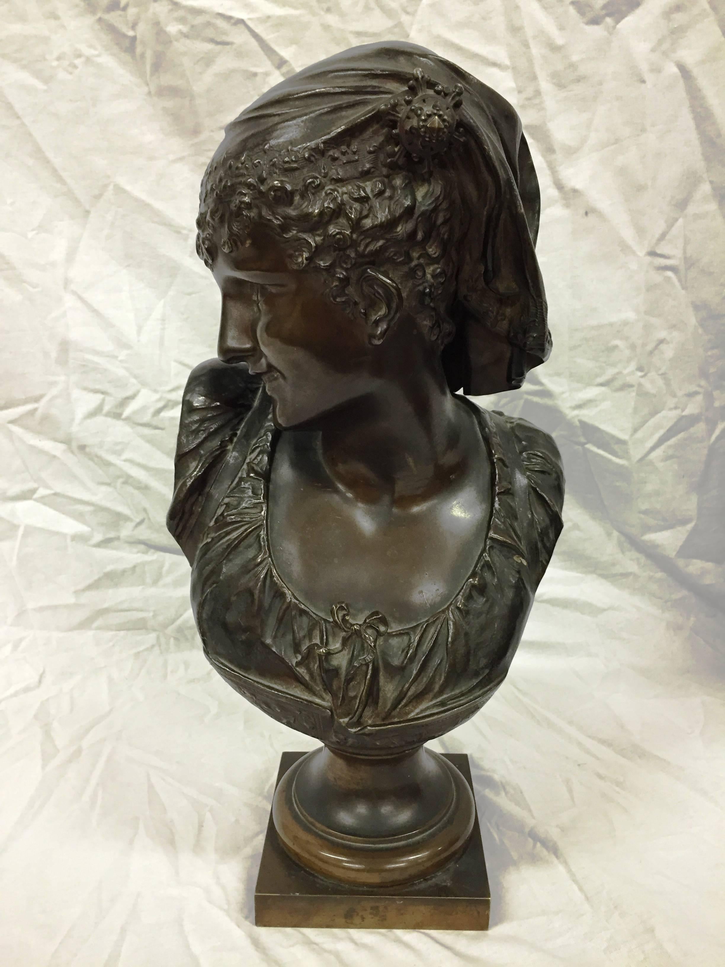 Buste en bronze de qualité du XIXe siècle représentant une jeune fille arabe avec une coiffe classique. Signé.