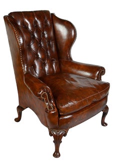 Paire de fauteuils à dossier à boutons en cuir, de style géorgien.
