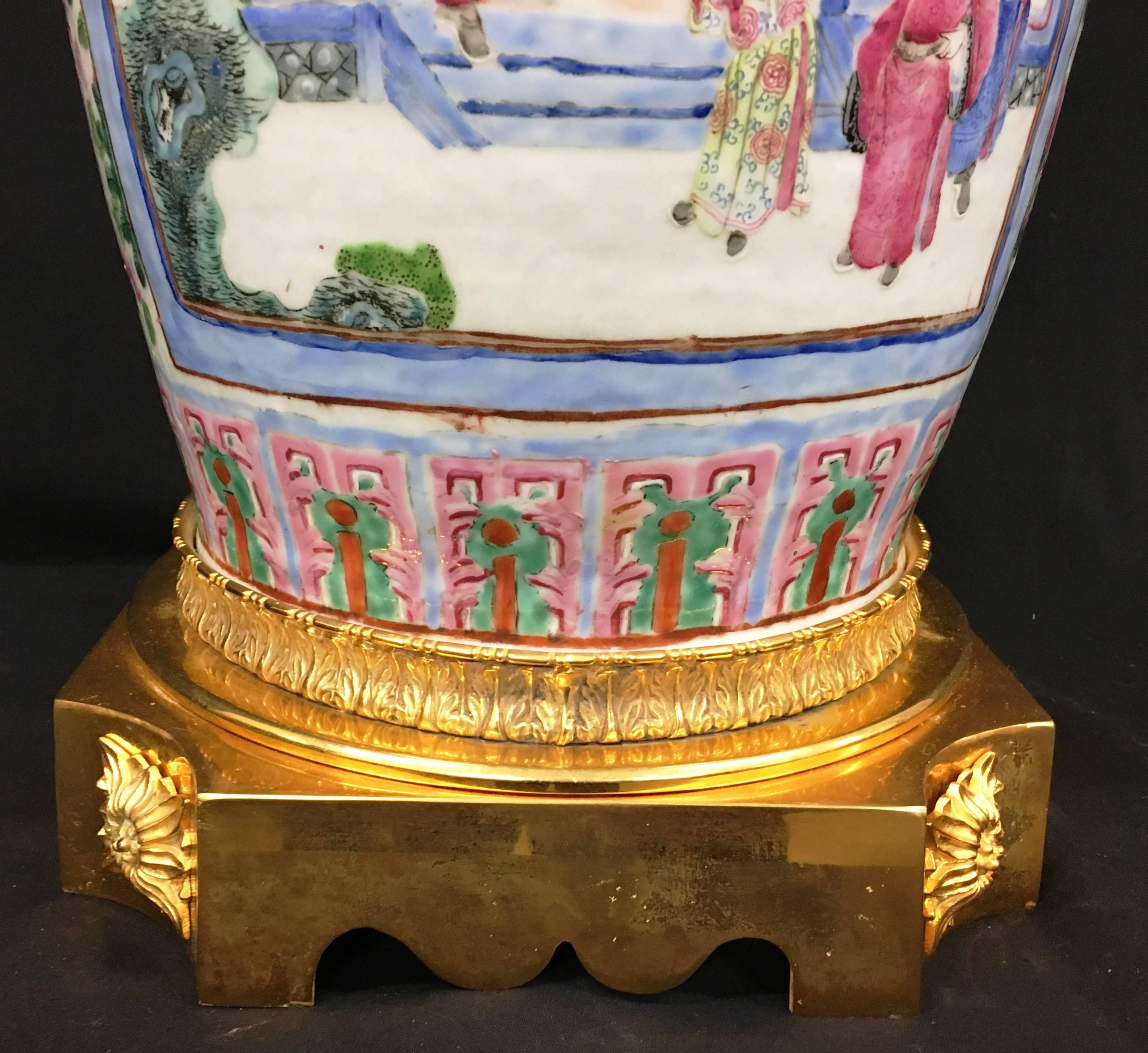 Chinois Grand vase ou lampe chinois du 19ème siècle de style Famille Rose en vente