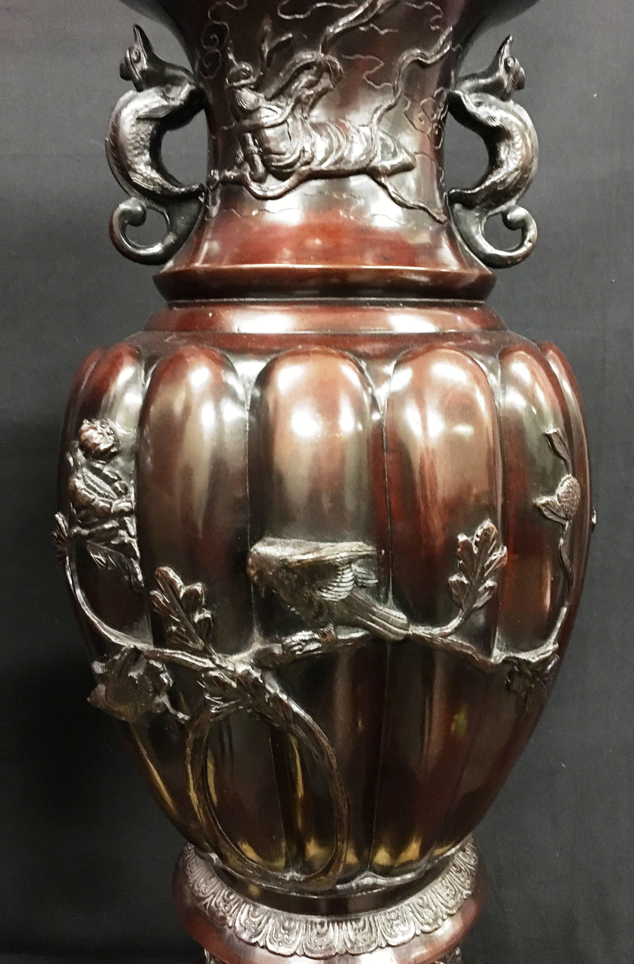 Japonais Grande paire de vases ou de lampes en bronze japonais du XIXe siècle en vente