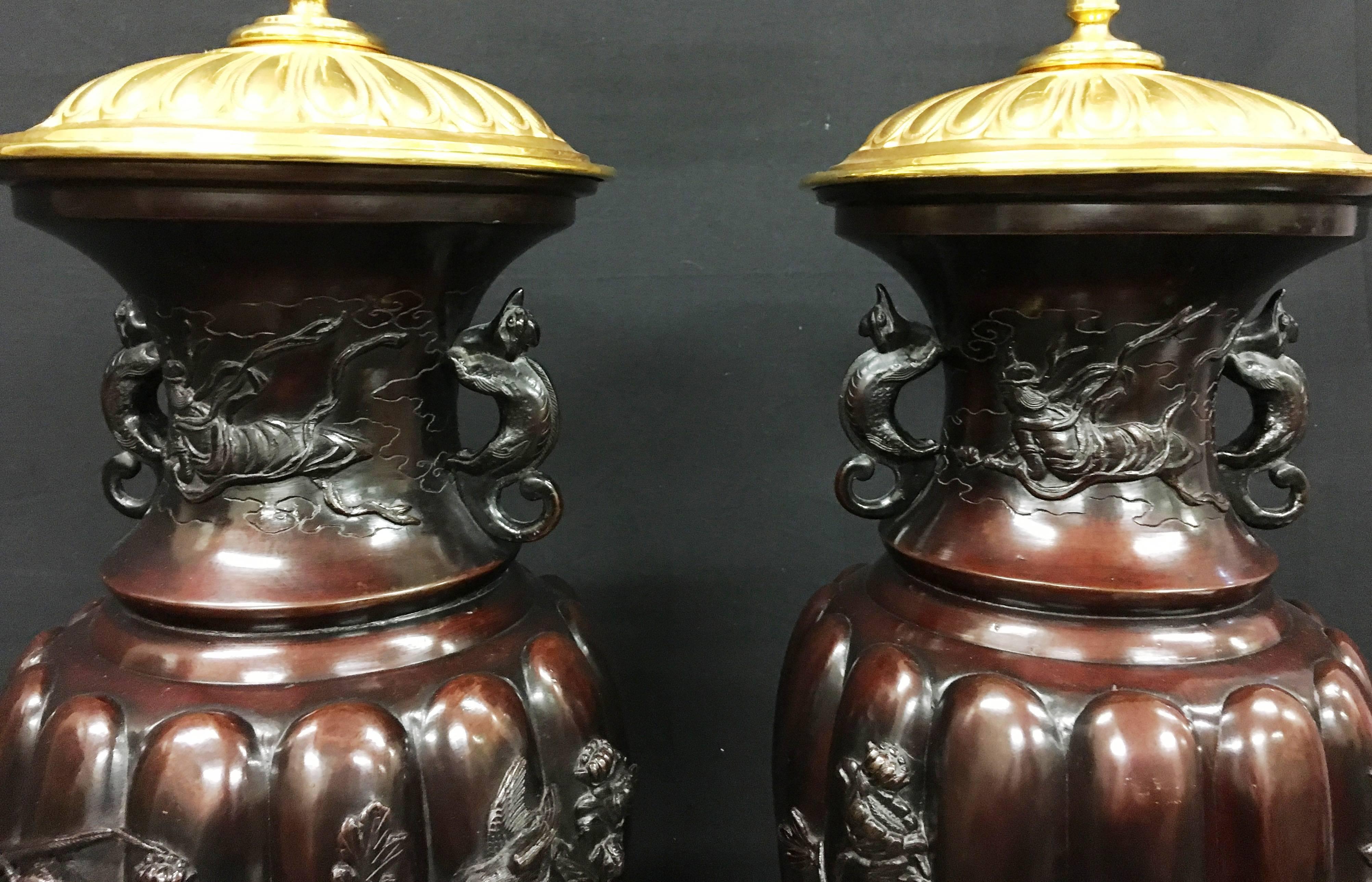 Bronze Grande paire de vases ou de lampes en bronze japonais du XIXe siècle en vente