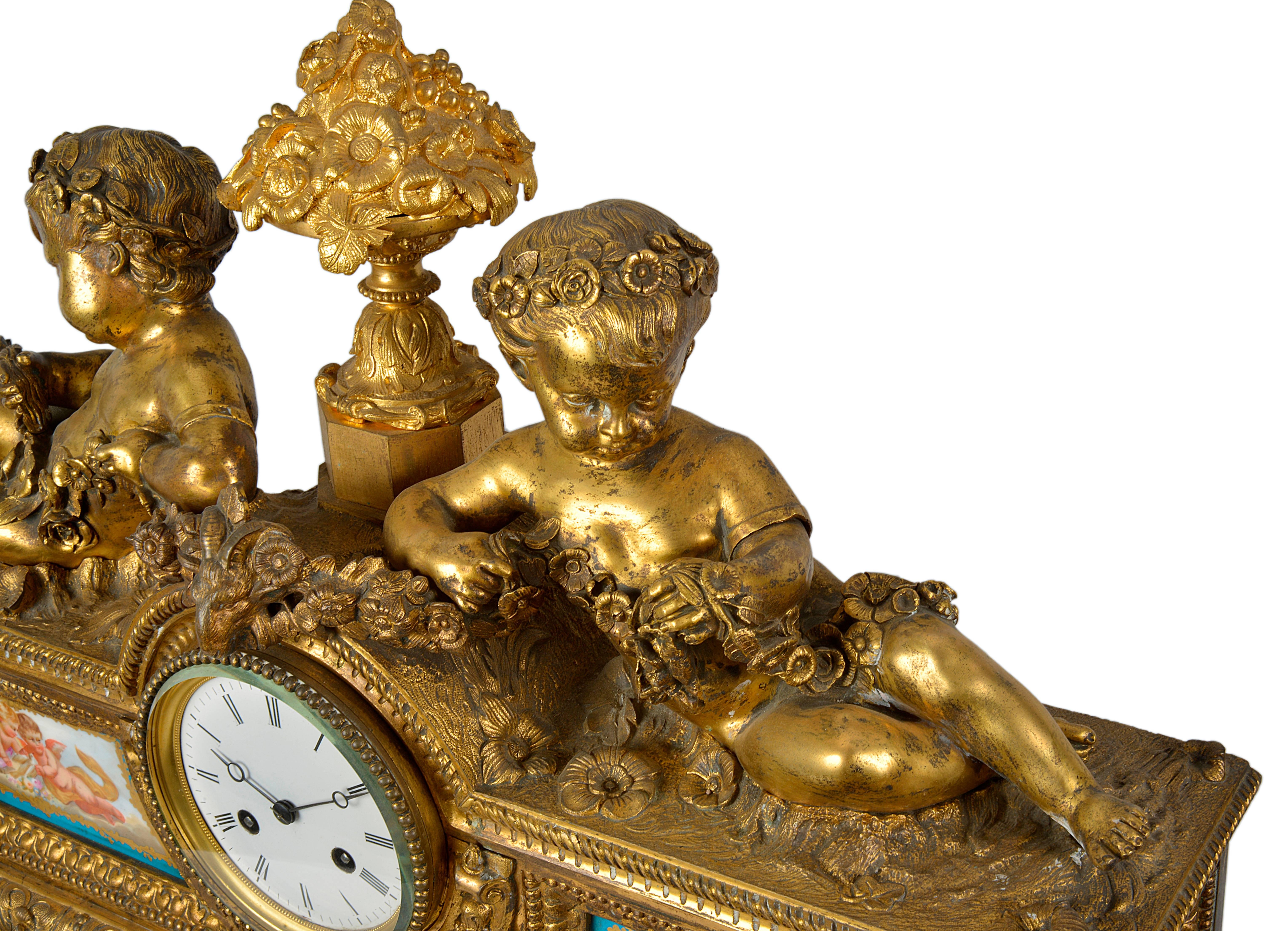 Eine sehr beeindruckende französische Kaminsimsuhr aus vergoldetem Ormolu und Severs-Porzellan aus dem 19. Mit Putten auf beiden Seiten, die Blumengirlanden halten. Eingesetzte handbemalte Sevres-Porzellanplatten mit klassischen Cherubinen. Die Uhr