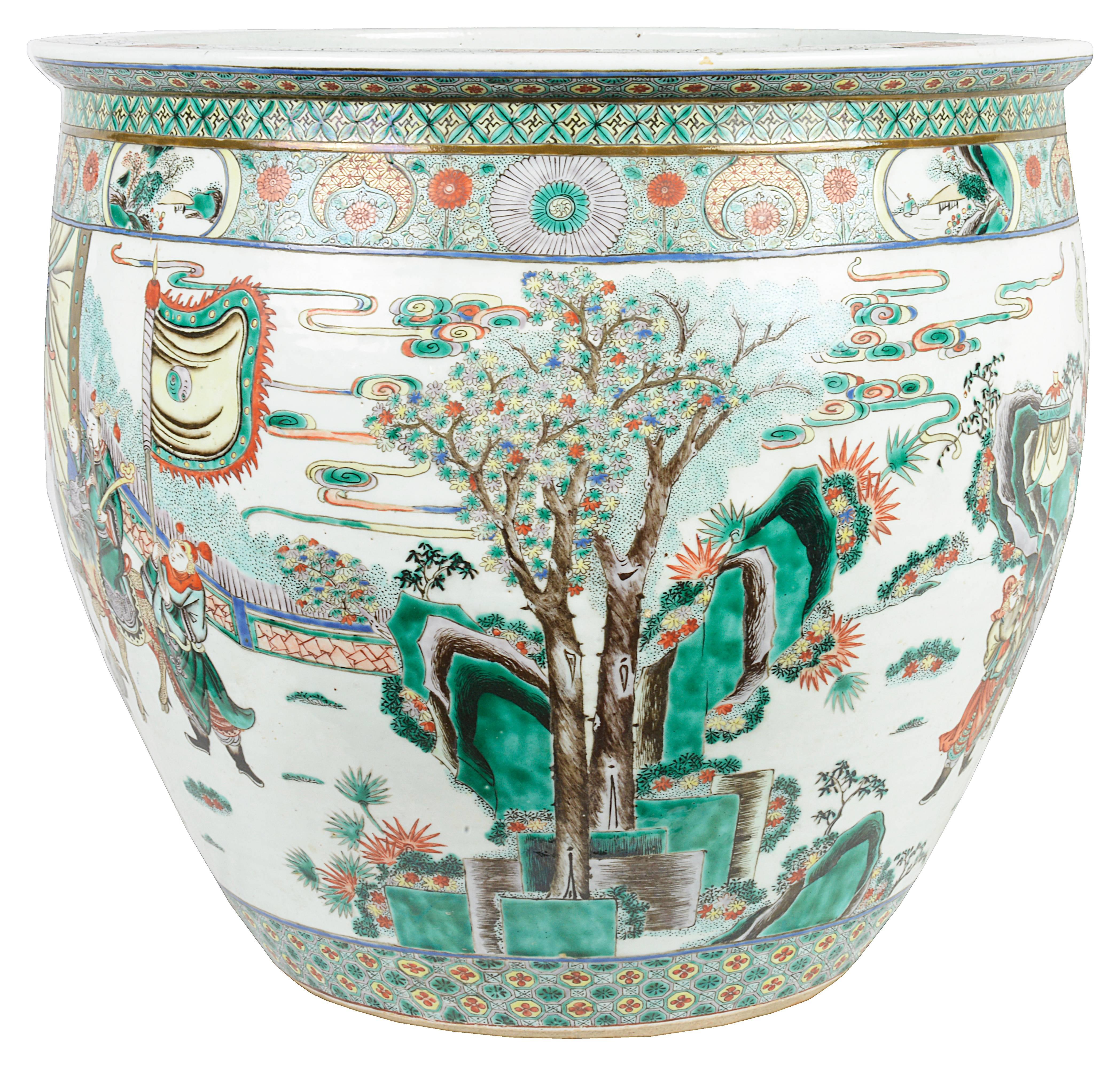 Una muy buena pecera china Famille Verte del siglo XIX. Las escenas representan soldados y jinetes con montañas al fondo en el exterior y peces de colores y plantas en el interior del cuenco.