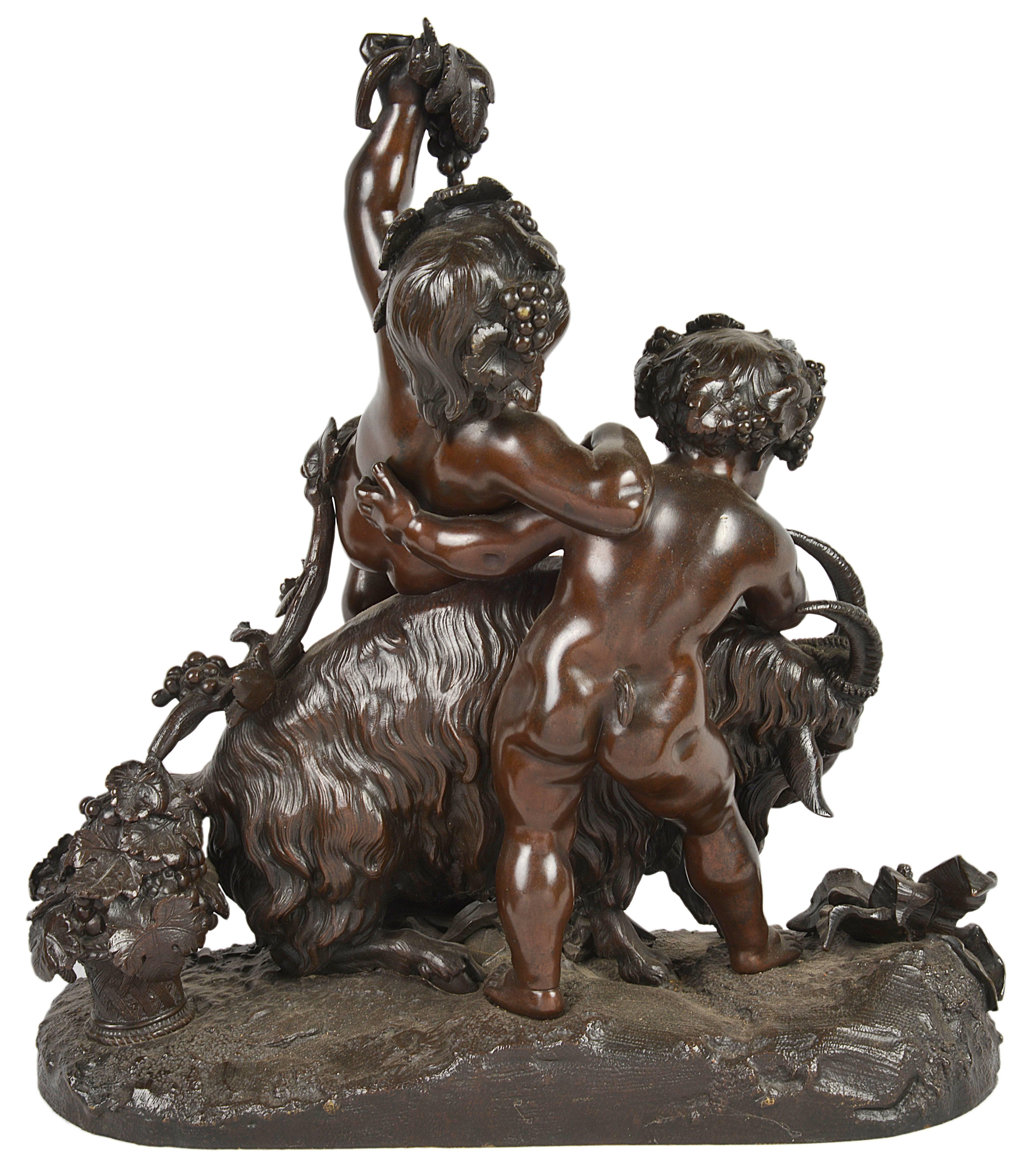 Très beau groupe en bronze du XIXe siècle, influencé par Bacchus, représentant deux putti jouant avec un bélier, des guirlandes de feuilles de vigne et des raisins.
Signé.