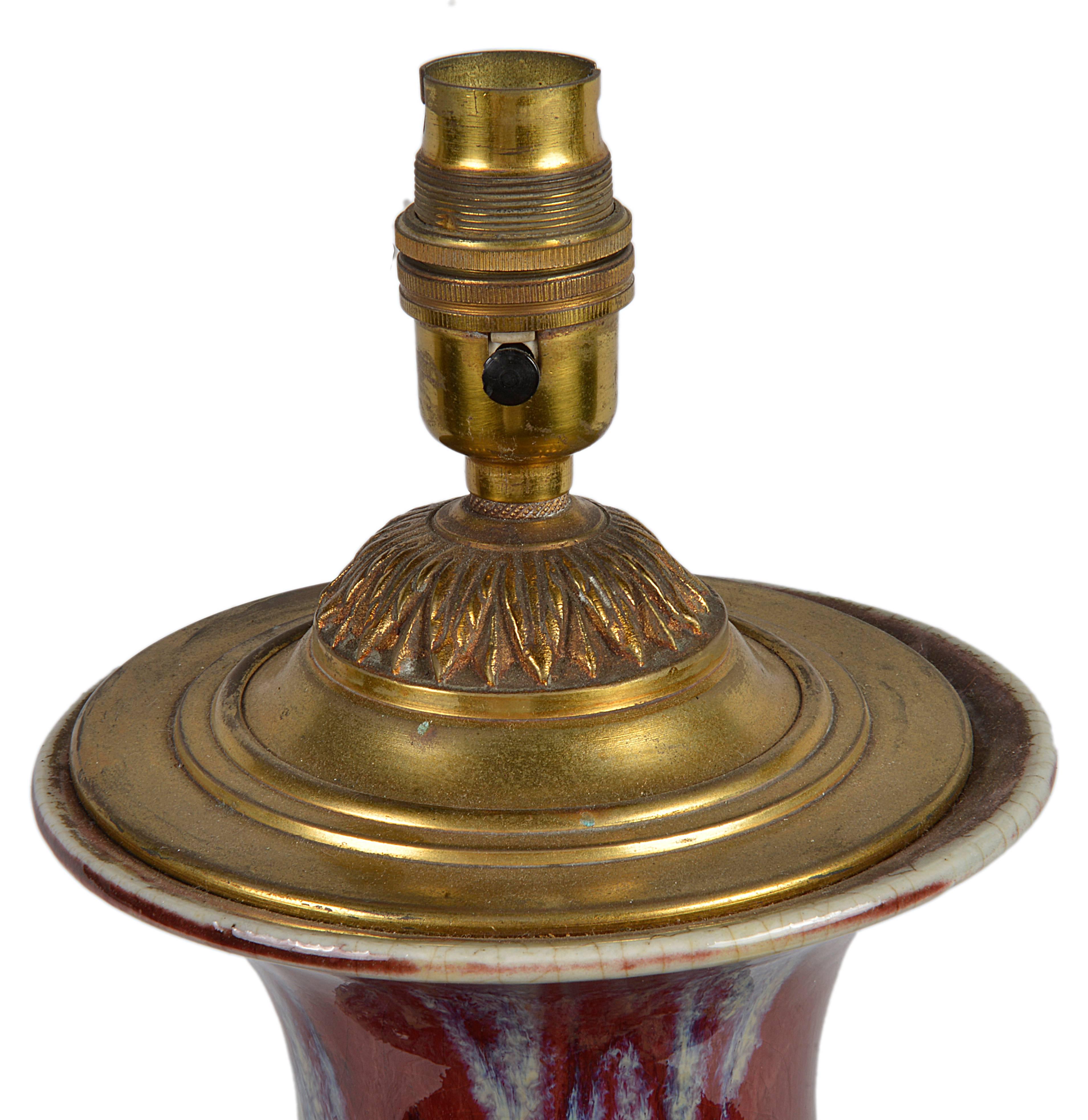 Exportation chinoise Vase ou lampe chinois ancien Sang De Bœuf en vente