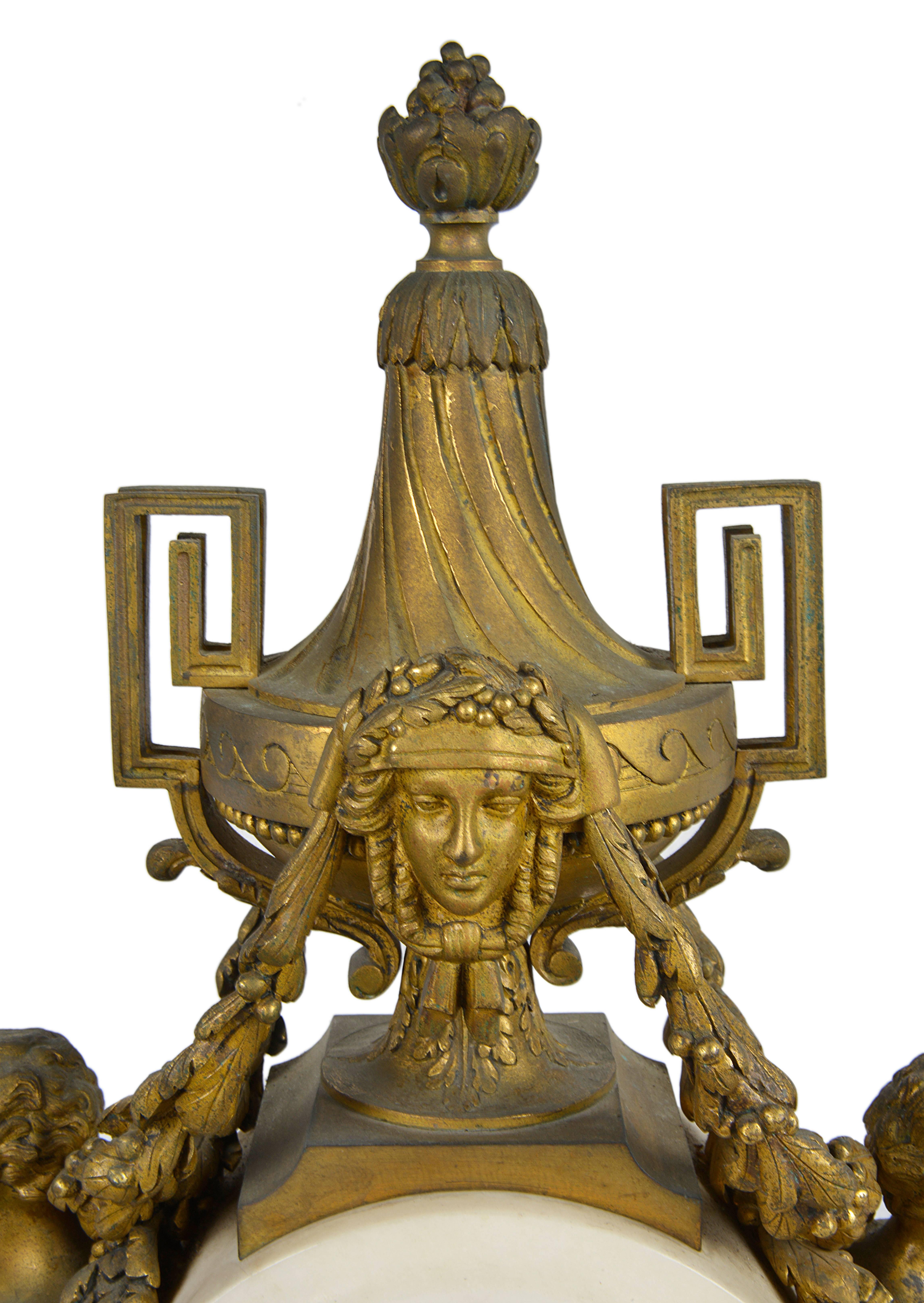 Bronze doré Raingo Fres, Paris. Pendule de cheminée de style Louis XVI en vente